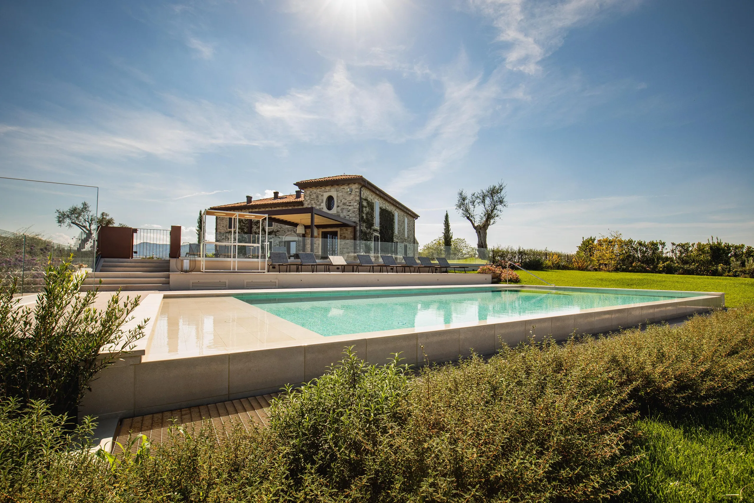 Classic Farmhouse Villa Overlooking Vineyard Amphitheater with Pool — photograph 7
