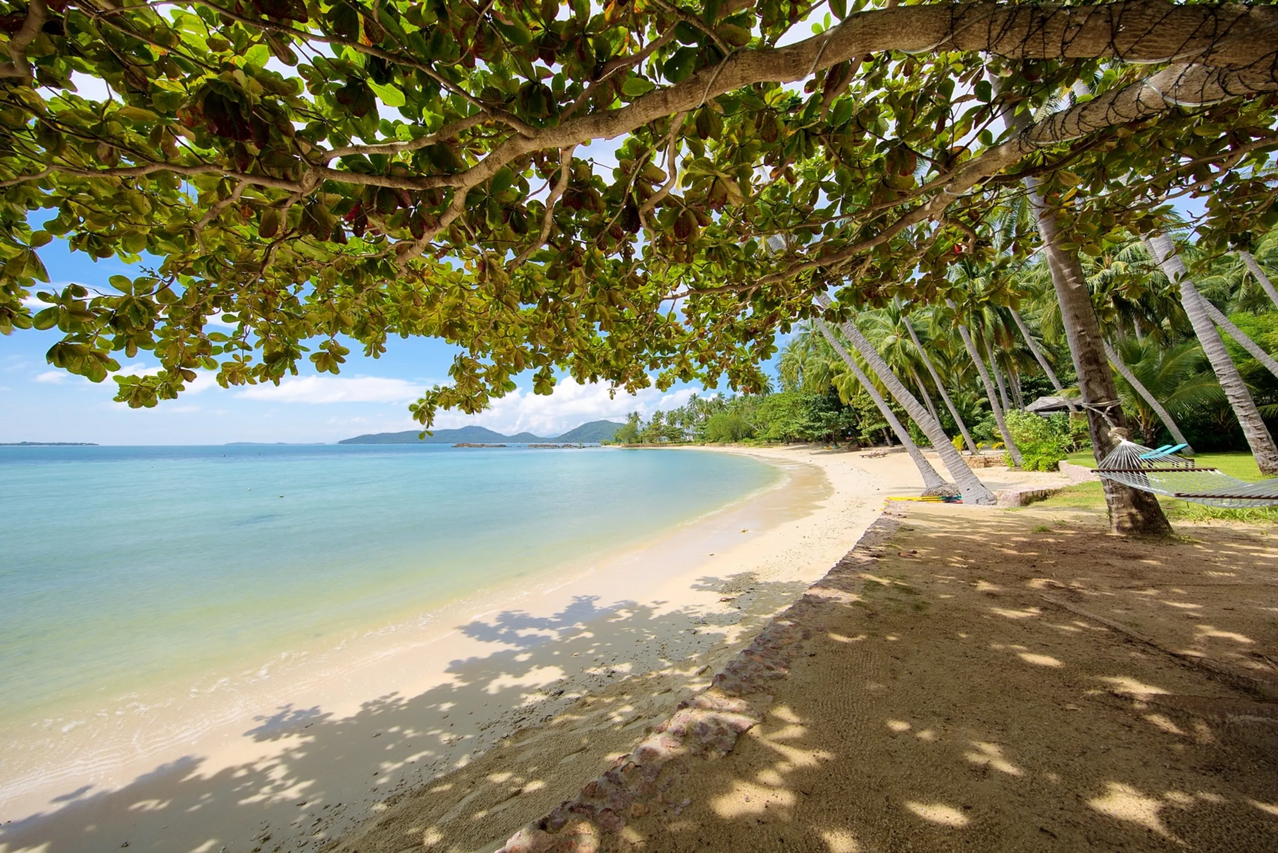 Serene Beachfront Estate with Private Pool and Teakwood Pavilions — photograph 9