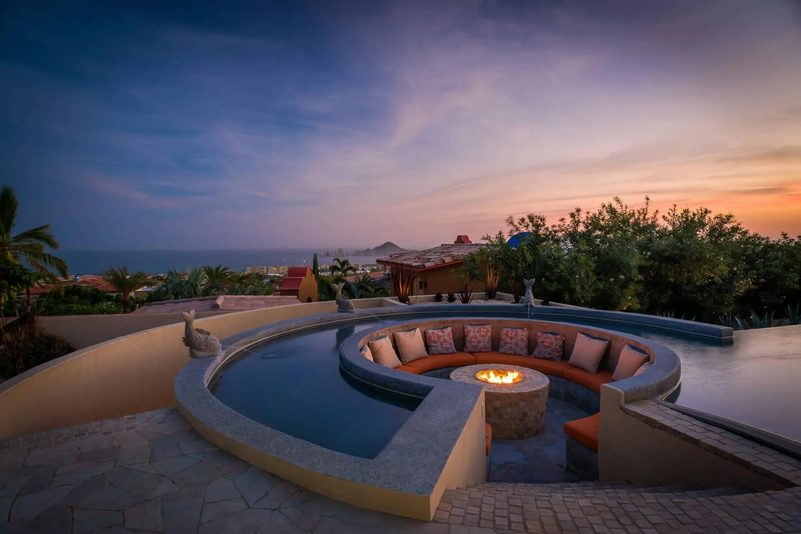 Exhilarating Hillside Villa with Infinity Pool and Panoramic City Views in Cabo San Lucas — photograph 7