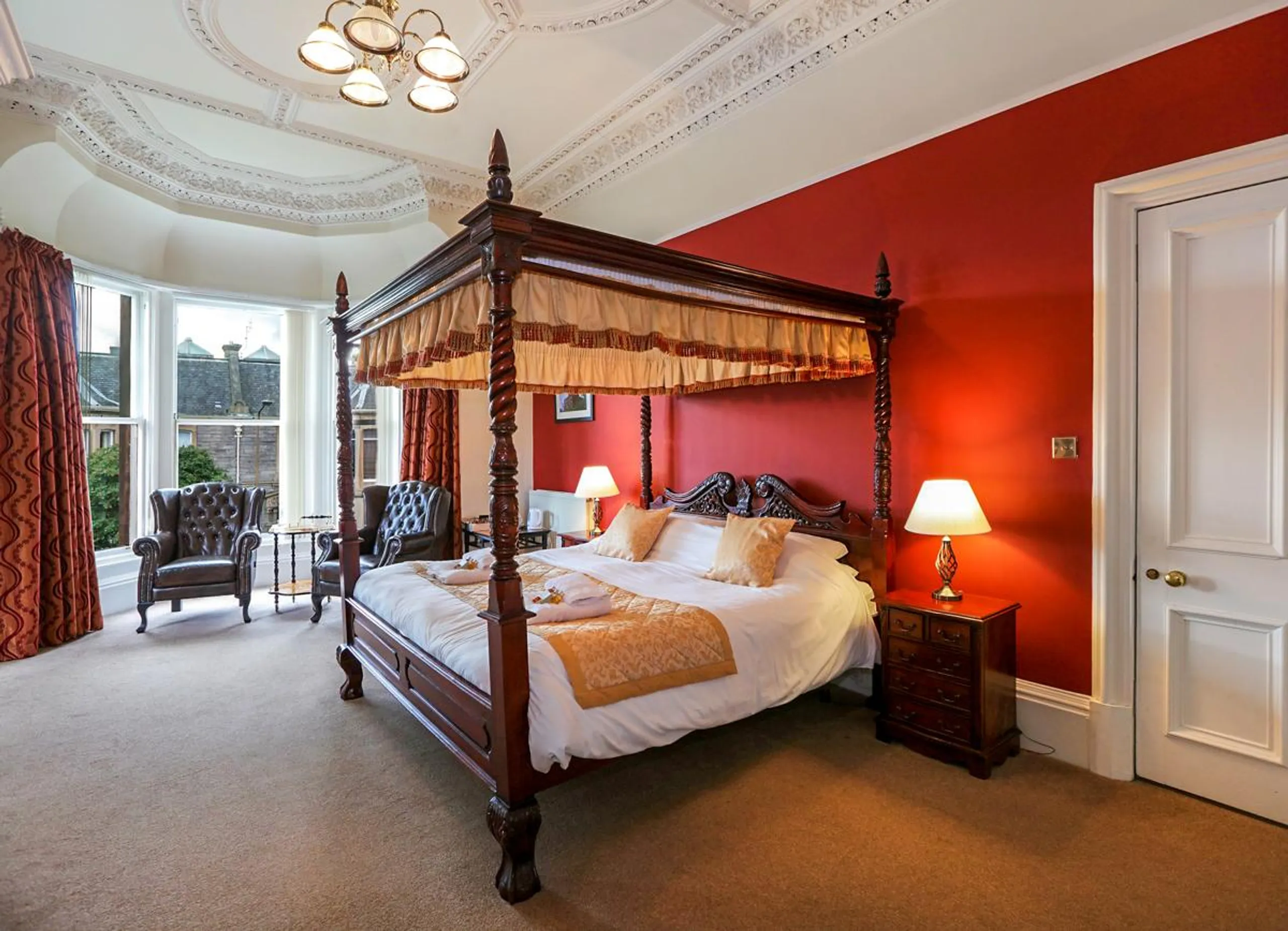 Prestigious 6BR Villa in Edinburgh with High Ceilings — photograph 6