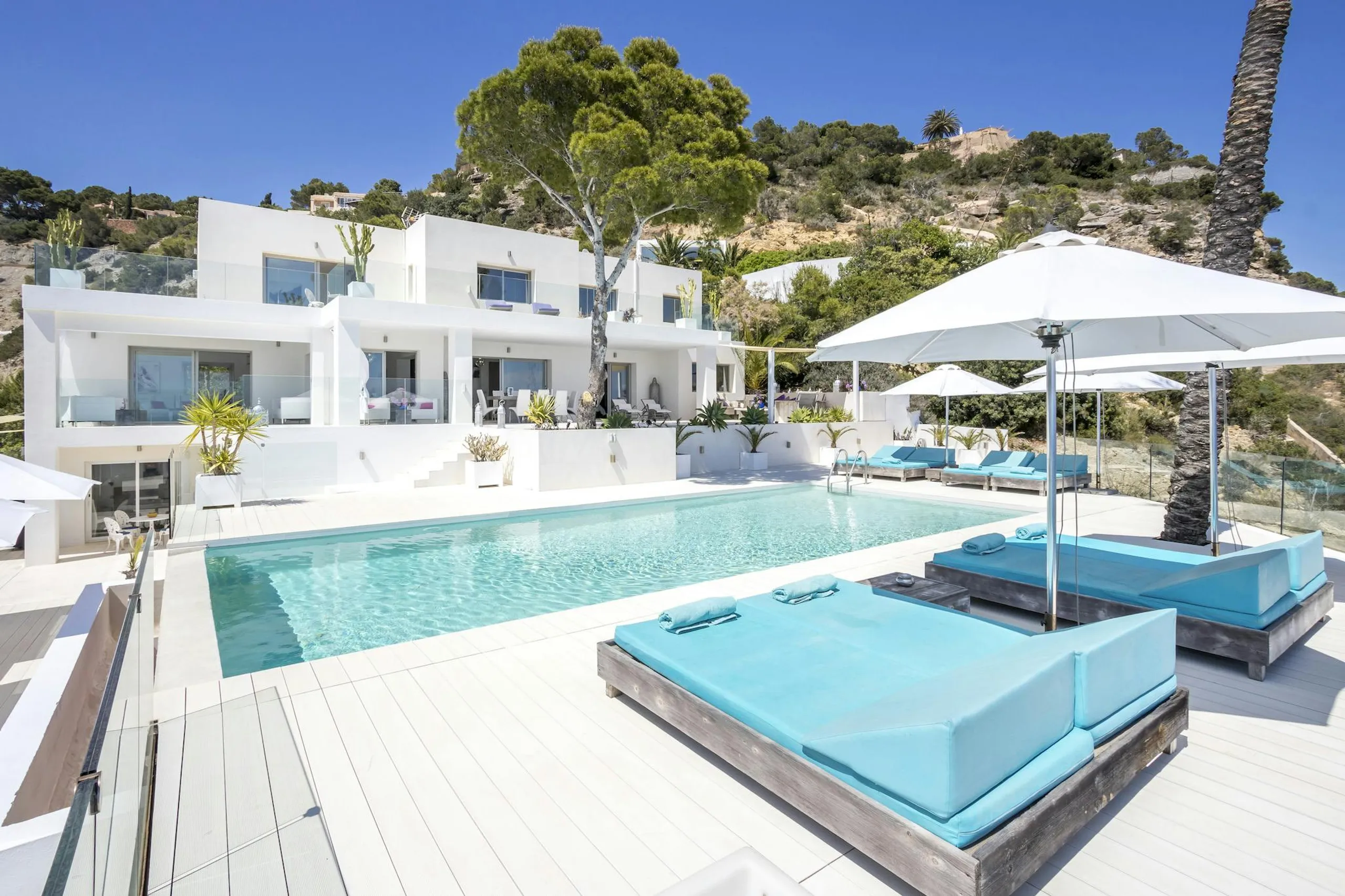 Invigorating Ibiza Estate with Private Pool and Ocean Views — photograph 3