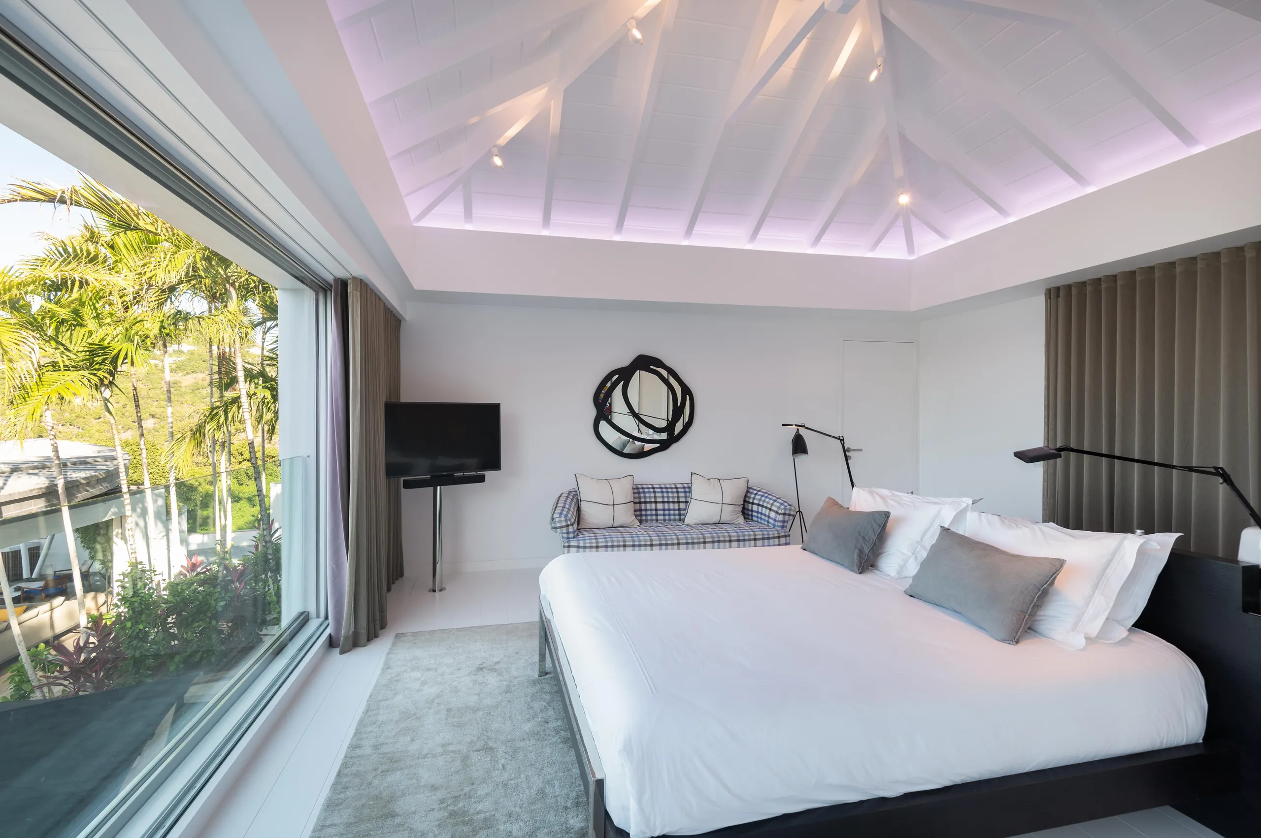 Opulent Villa with Private Pool and Fitness Room — photograph 7