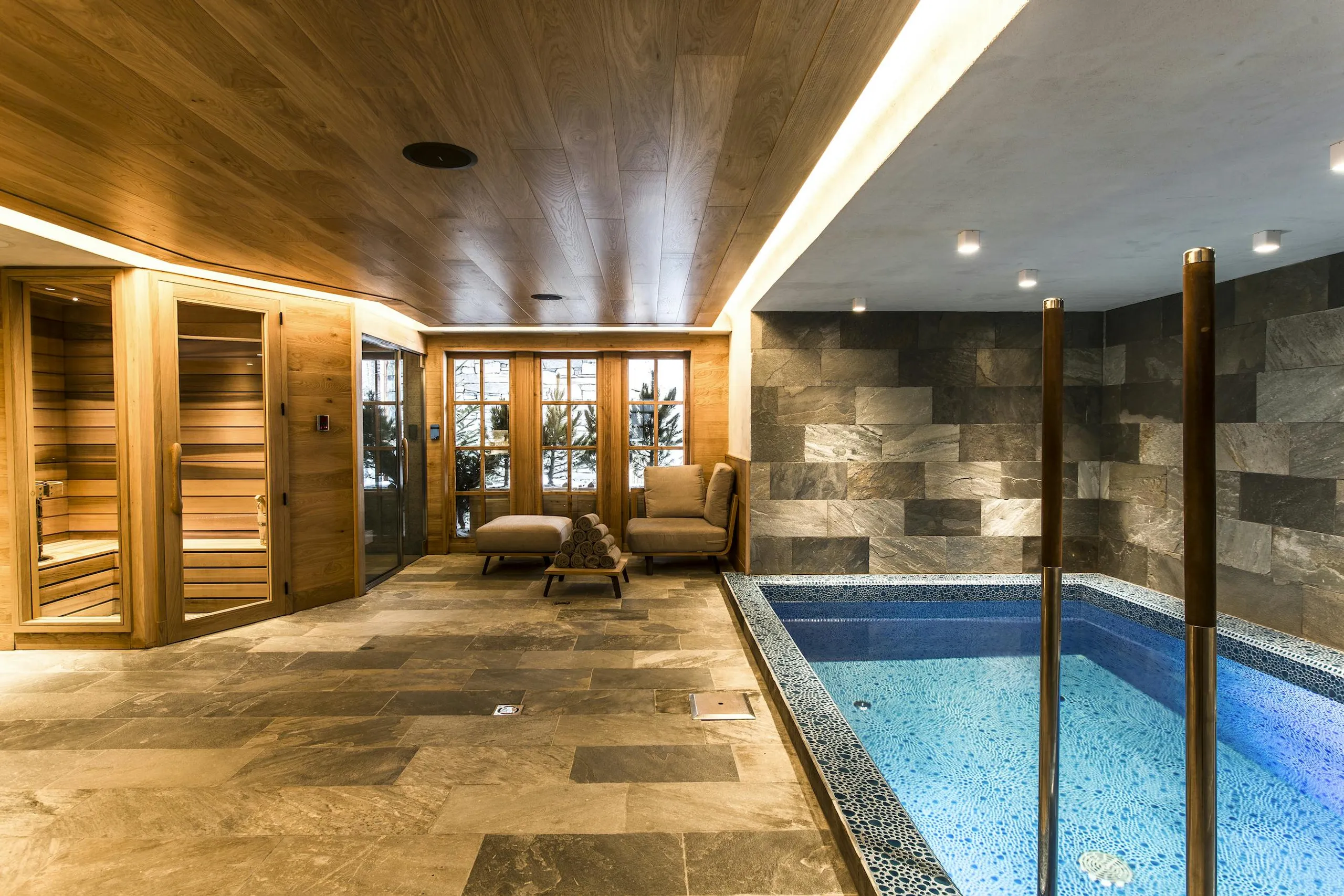 Exceptional Val D Isere Chalet with Indoor Pool and Fireplace — photograph 2