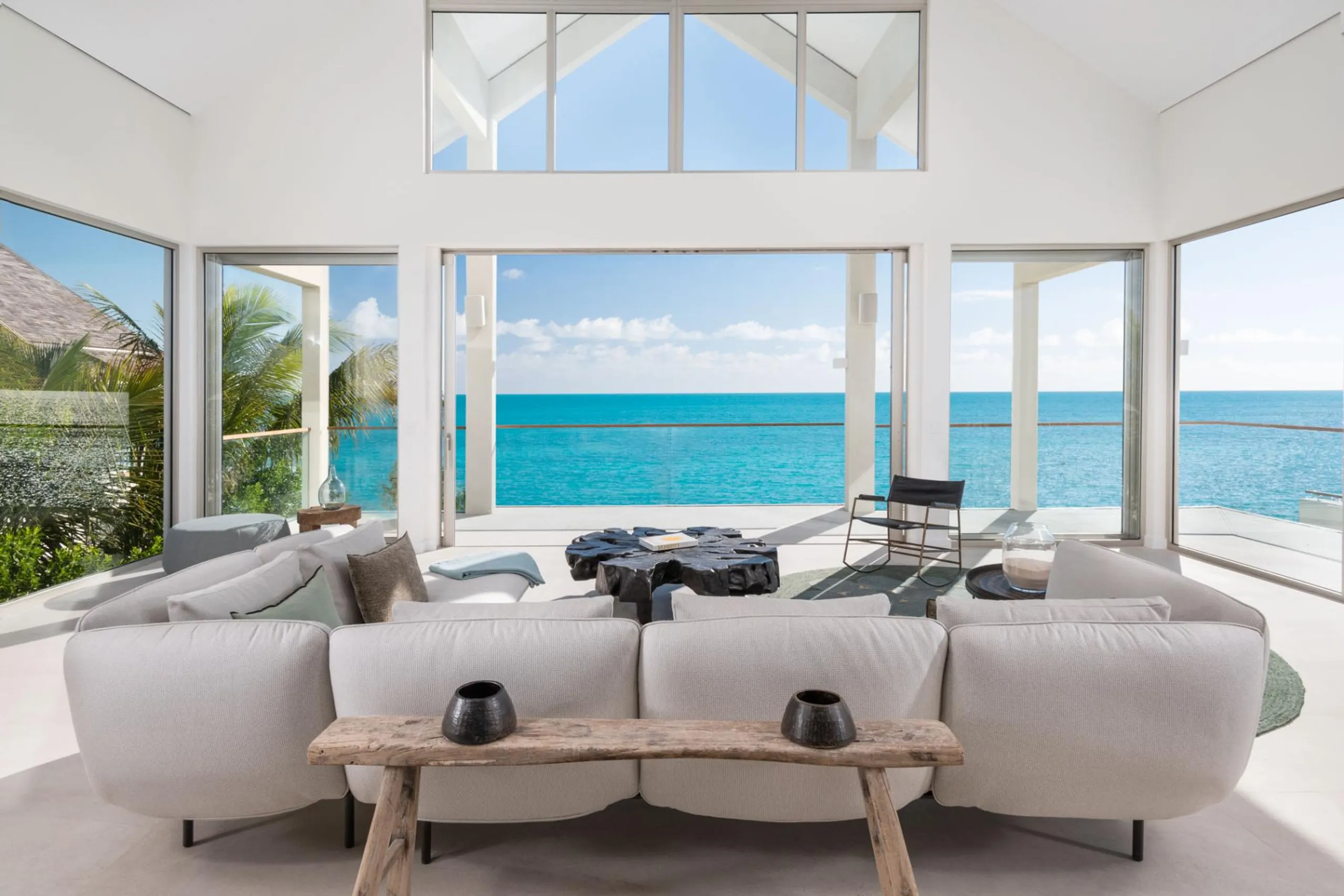 Sophisticated Villa in Sapodilla Bay with Infinity Pool and Stunning Coastal Views — photograph 8