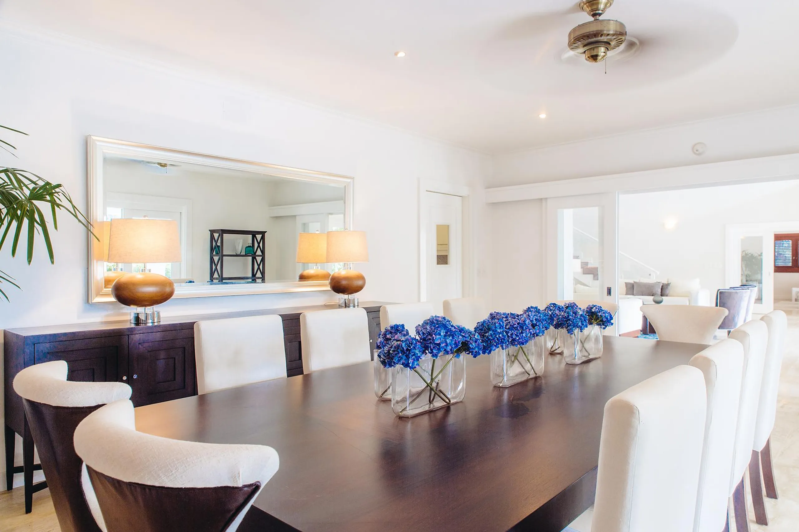 Contemporary Caribbean Retreat with Lush Gardens and Golf Course Views — photograph 7