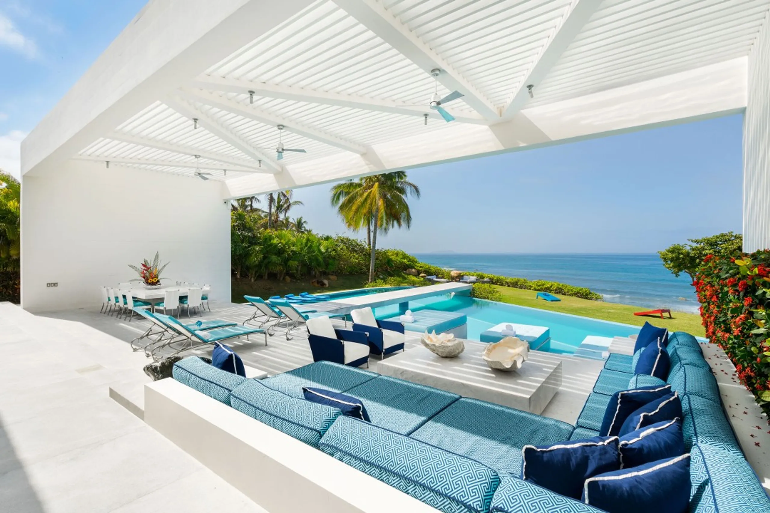 Breathtakingly Beautiful Oceanfront Villa with Infinity Pool, Firepit & Ocean Views — photograph 3