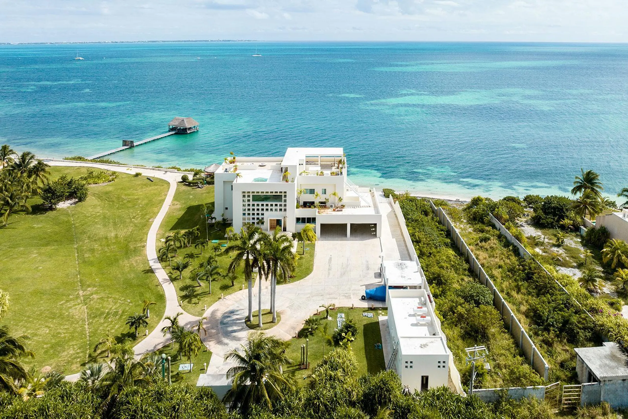 Pristine Facade Oasis with Ocean-Facing Pool — photograph 2