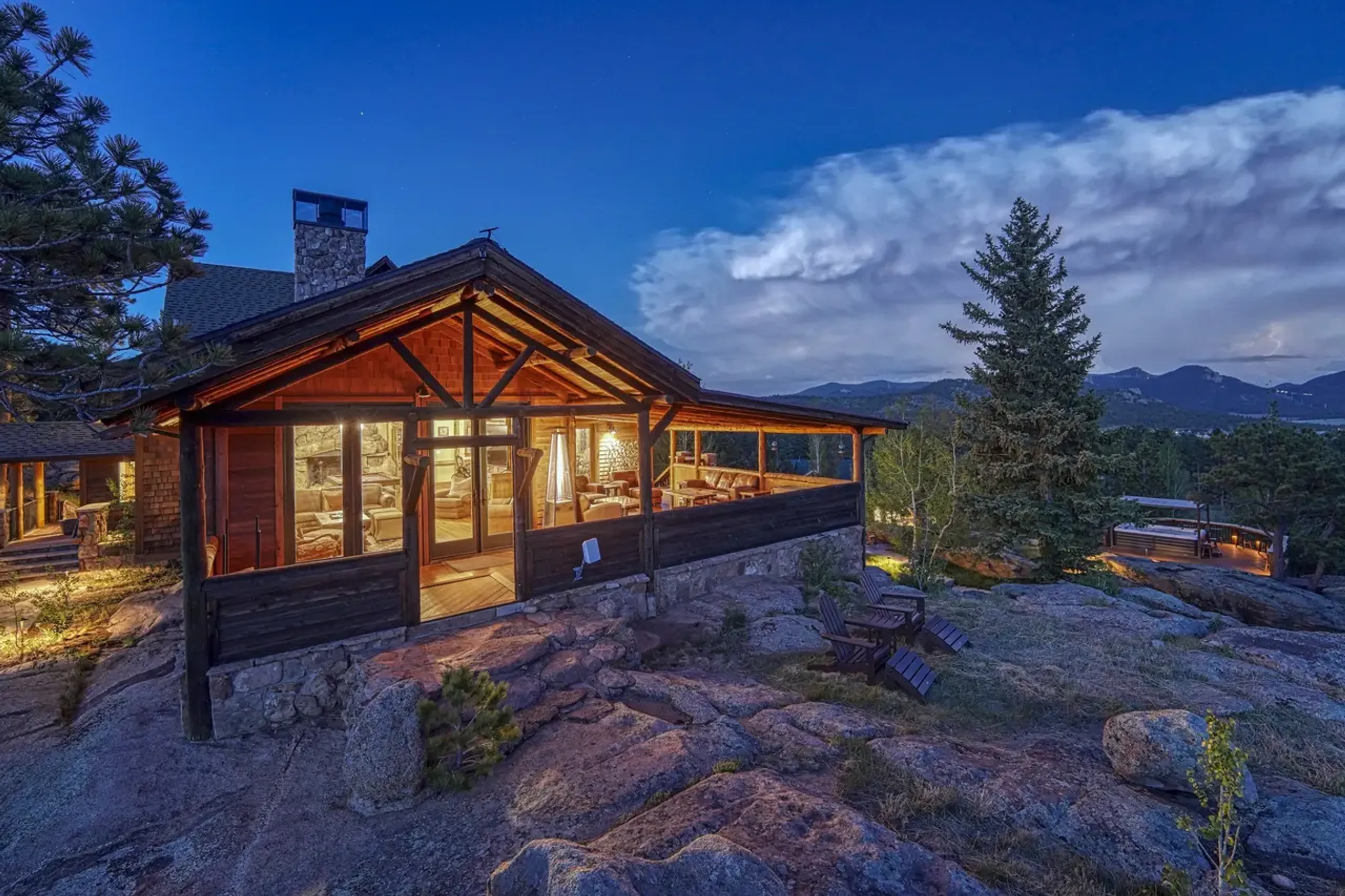 Exclusive 17-Bedroom Haven in Estes Park with Panoramic Mountain Views — photograph 10