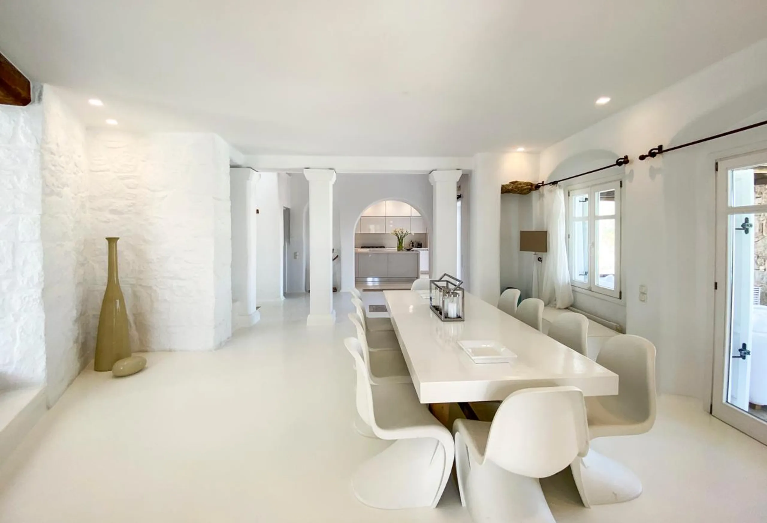 Lavish Cycladic Villa with Pool and Overlooking Mykonos View — photograph 4