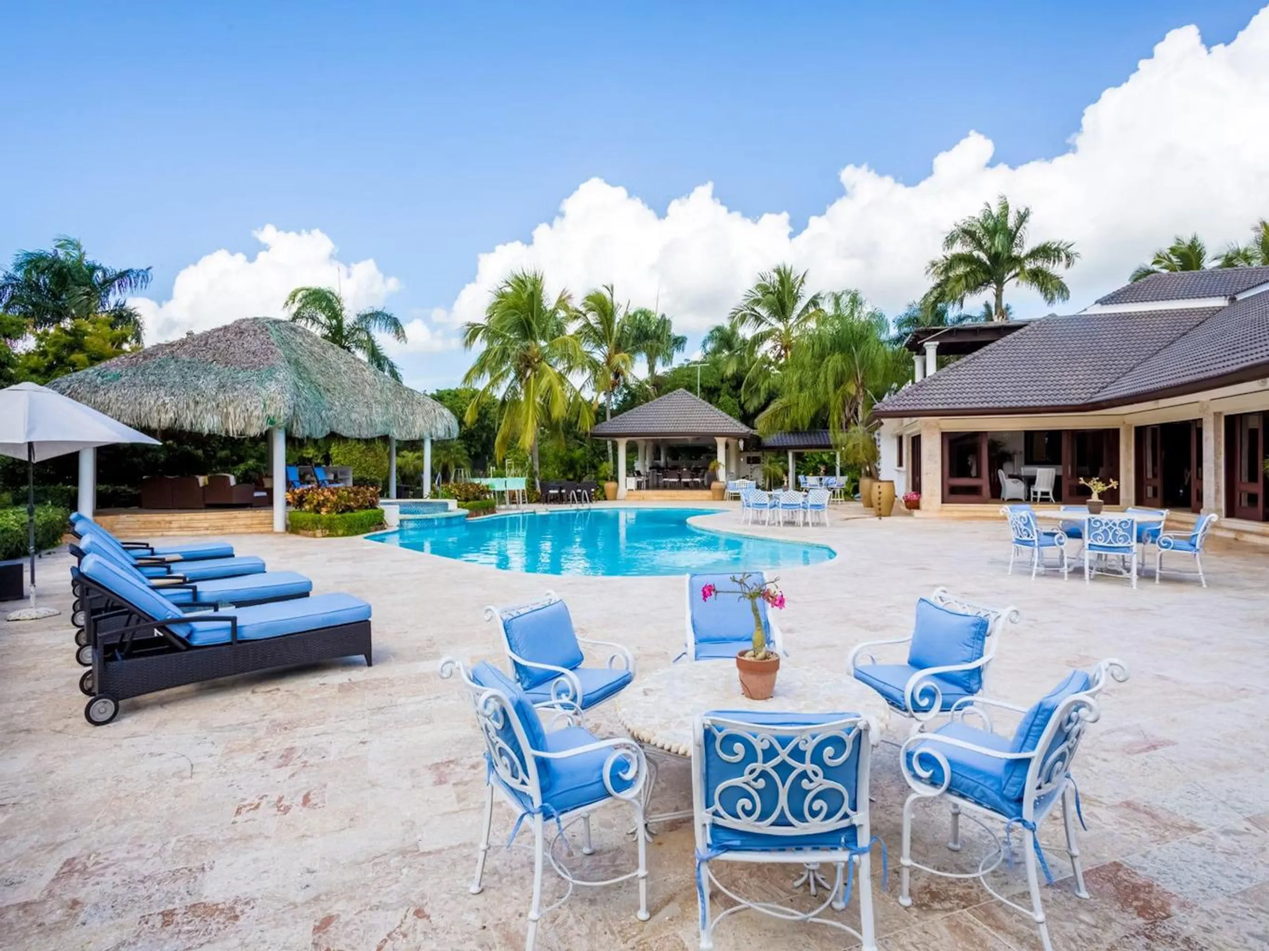 Prestigious Paradise Estate with Private Pool and Hot Tub — photograph 2