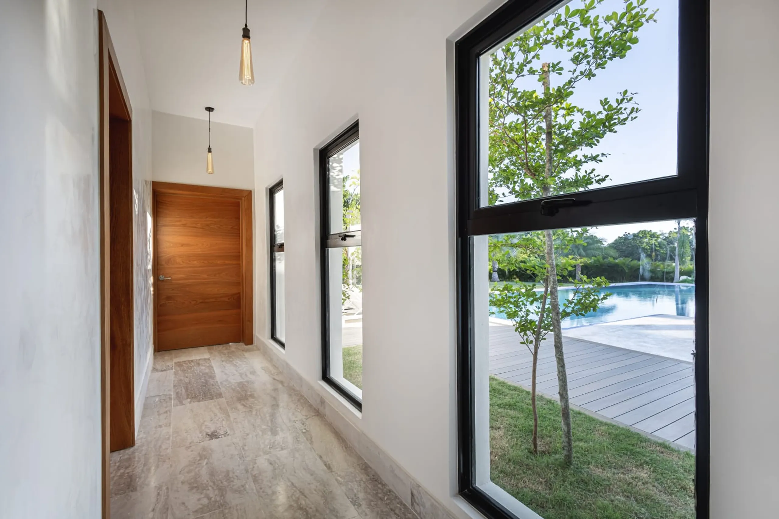 Elegant Tropical Villa with Sparkling Pool — photograph 12