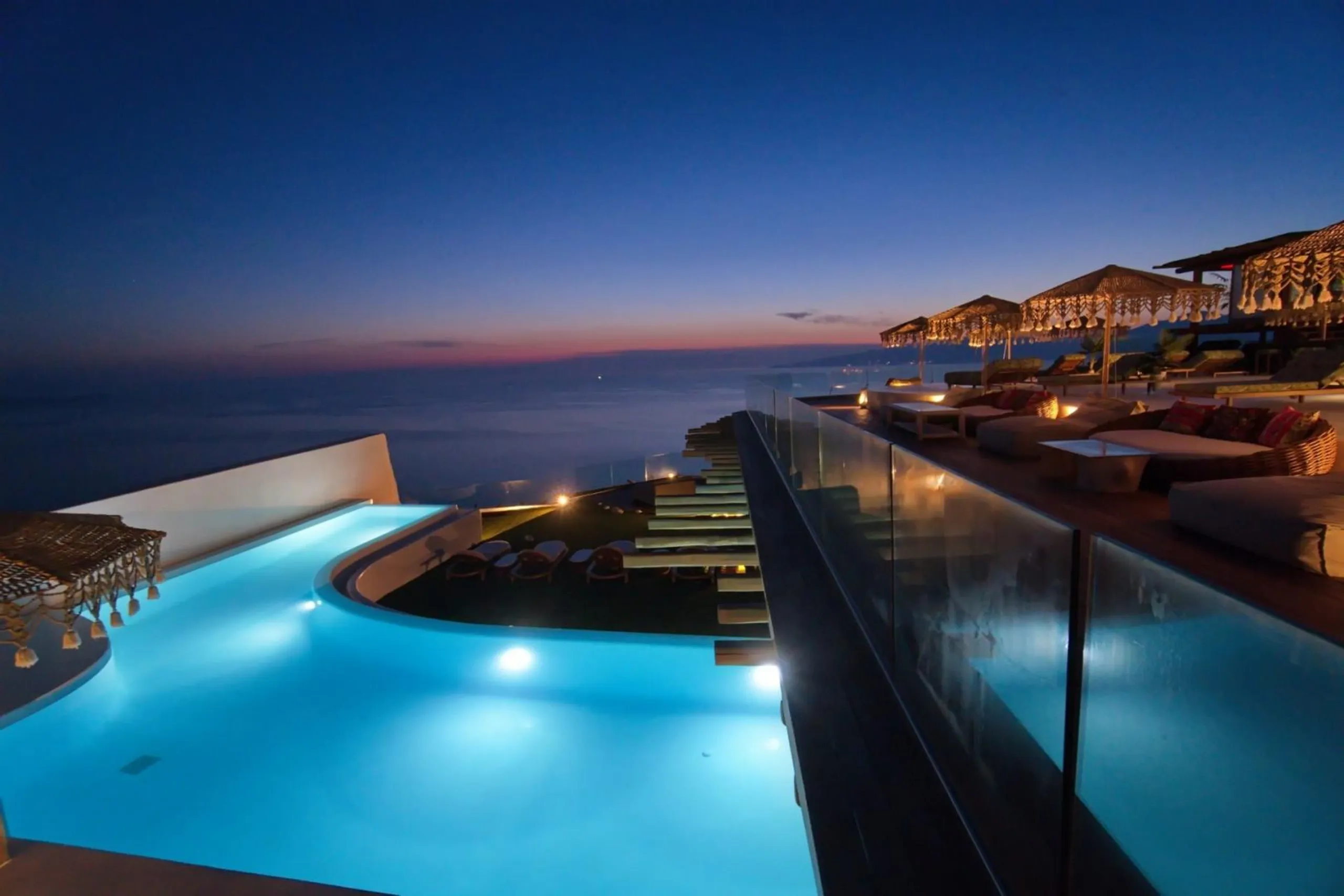 Luxurious Haven with Panoramic Views and Refreshing Pool — photograph 4