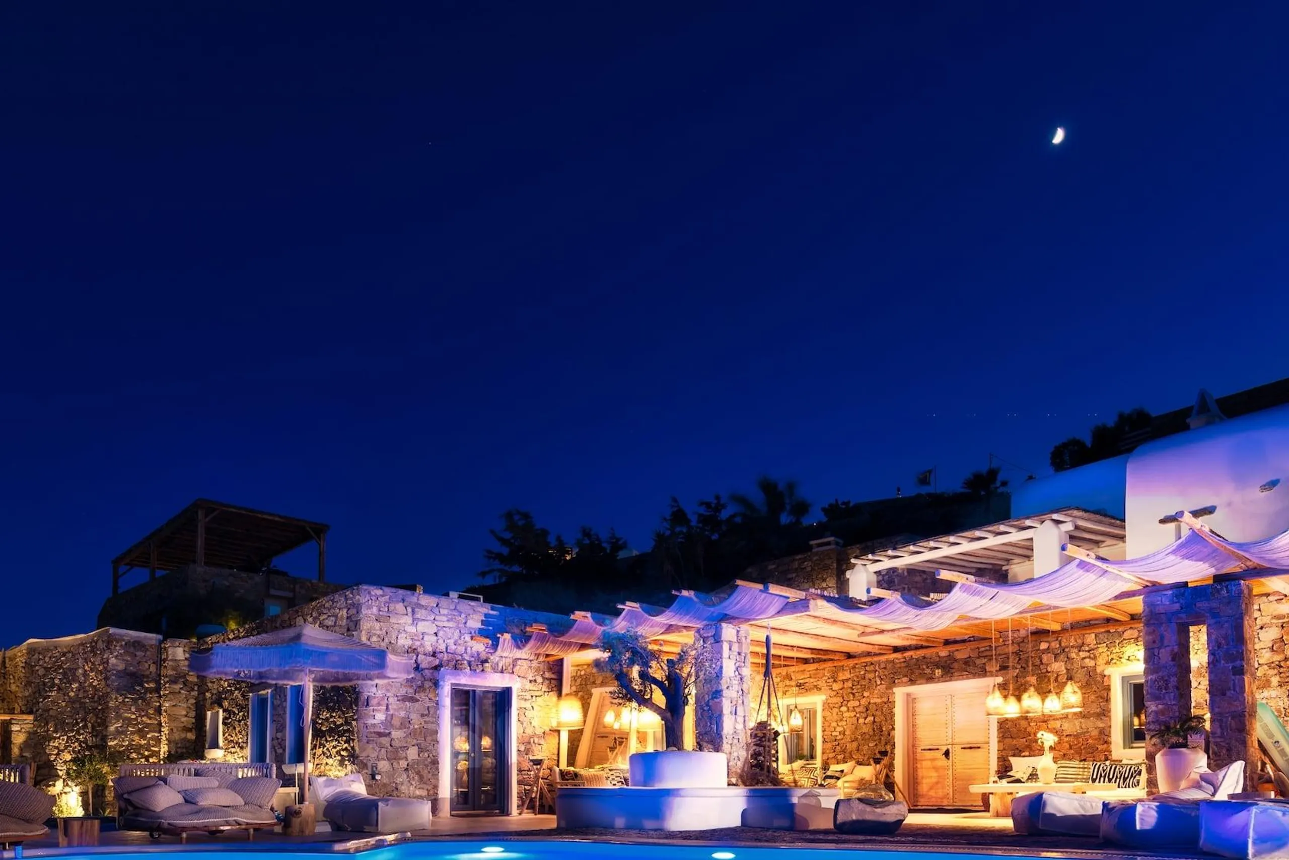Decorative Beachfront Villa in Mykonos with Infinity Pool — photograph 8