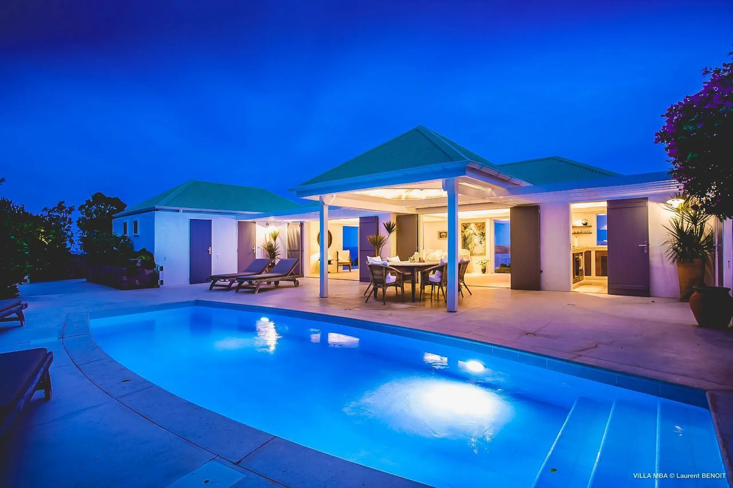 Elegant Seaside Villa with Private Pool and Walks to Beach — photograph 5