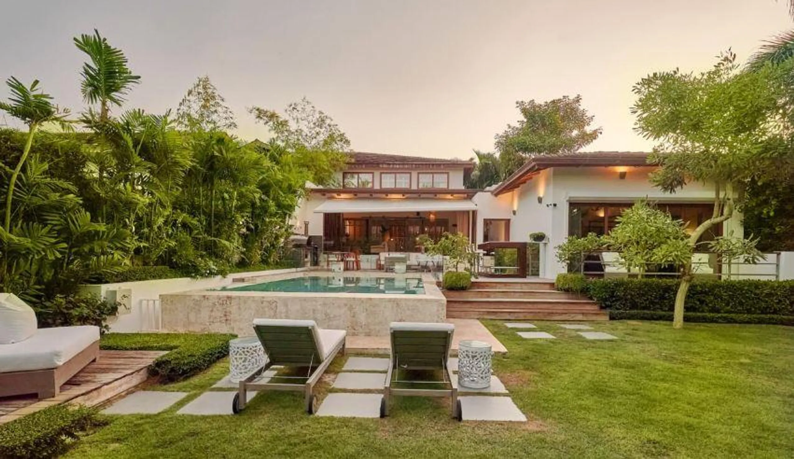 Sophisticated Villa with Private Heated Infinity Pool and Proximity to the Marina — photograph 2