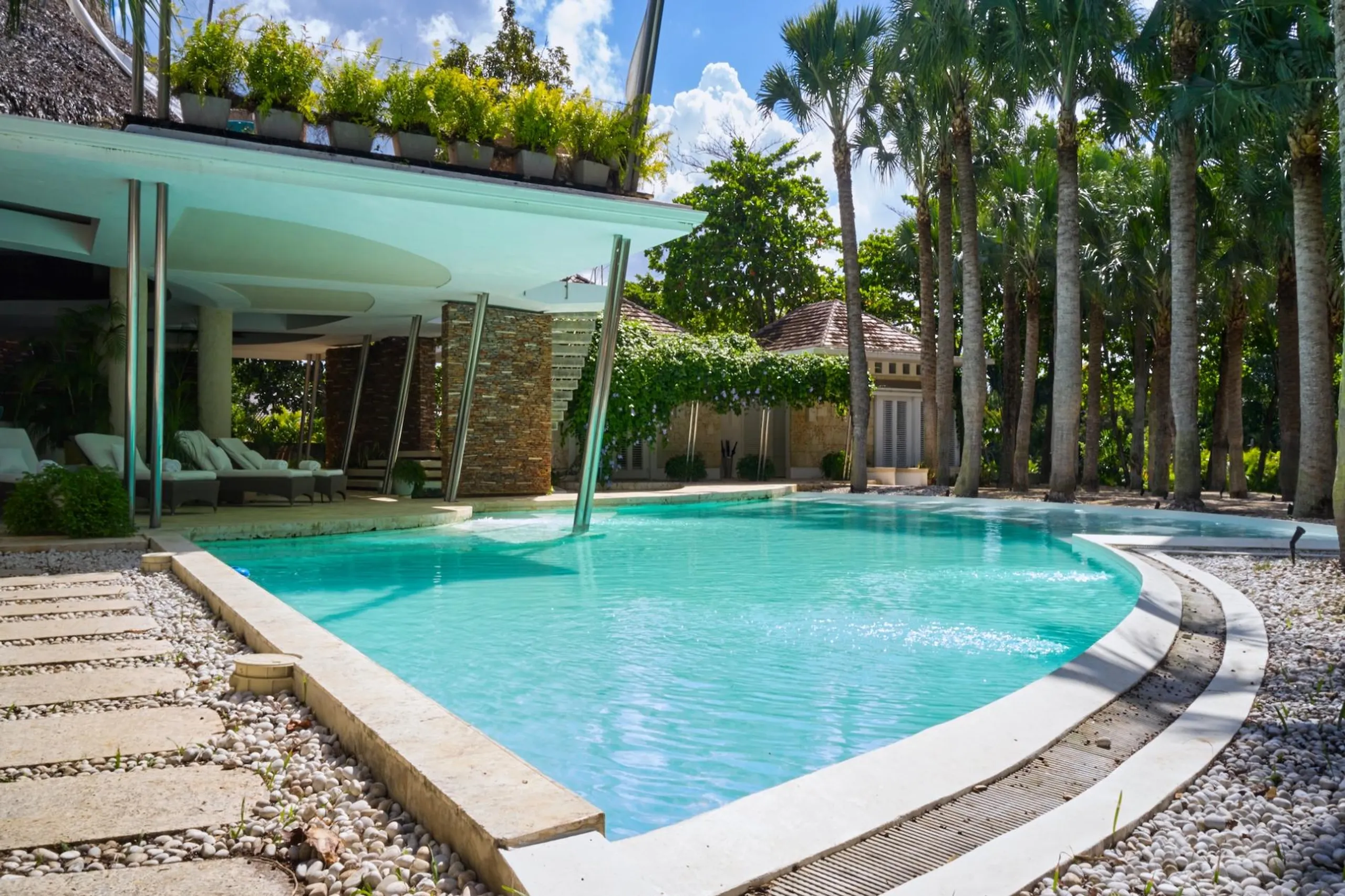 Sumptuous 5BR Villa with Private Pool and Breathtaking Golf Course Views — photograph 4