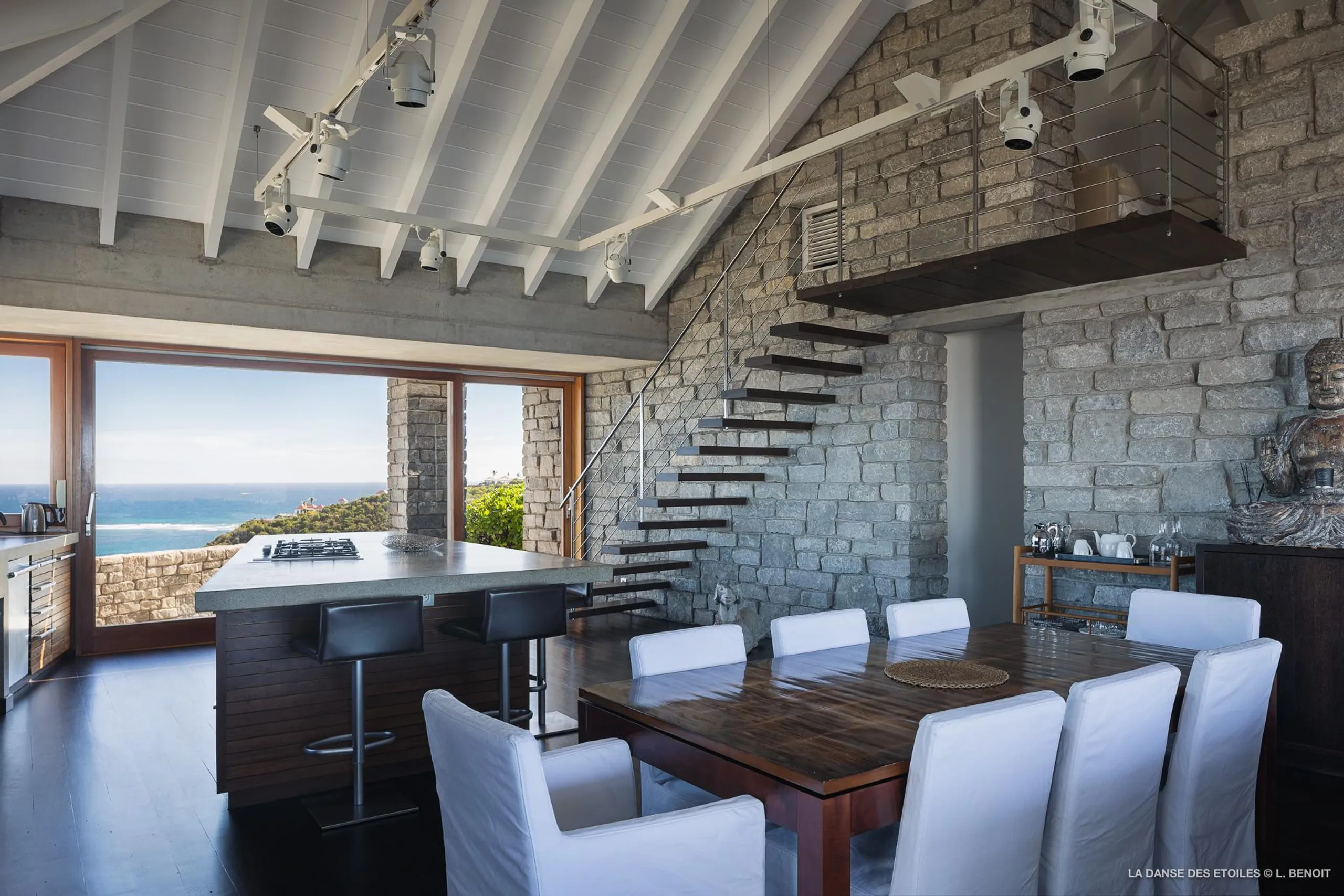 Impeccably Designed Seaside Villa with Infinity Pool and Panoramic Ocean Views — photograph 5