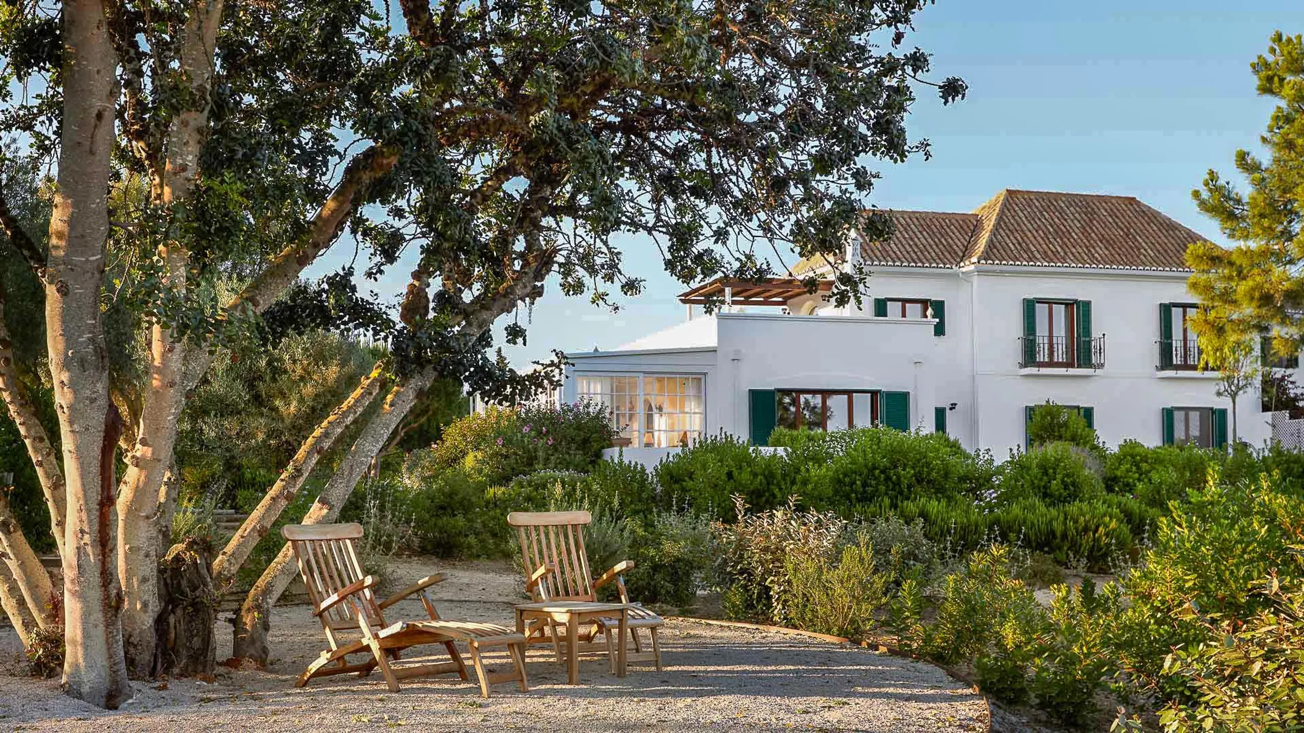 Gleaming Beachside Villa with Two Private Pools and Underfloor Heating — photograph 10