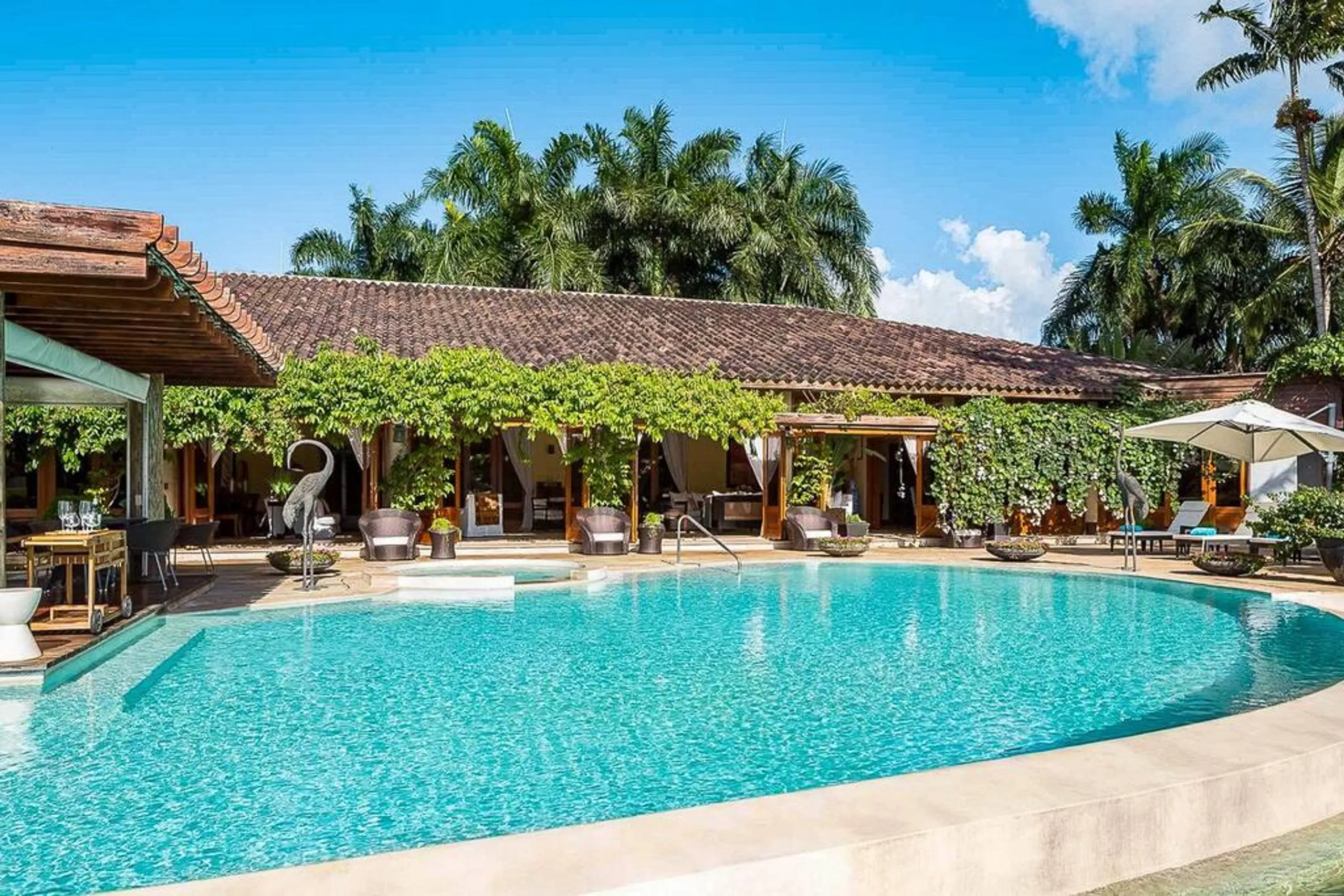 Refined Tropical Retreat with Private Pool and Gazebo — photograph 5