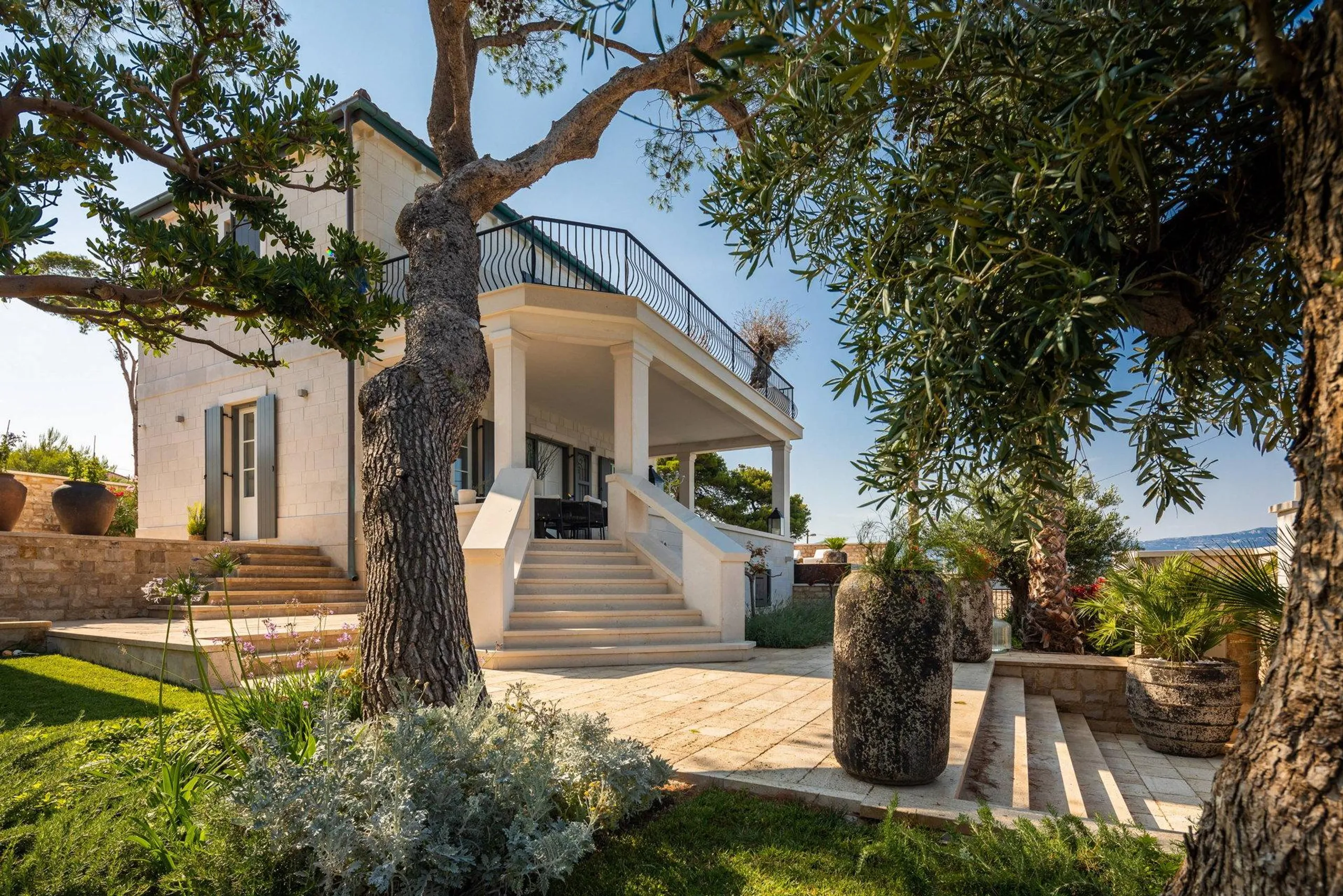 Chic Luxurious Villa with Spectacular Sea Views and Infinity Pool — photograph 12