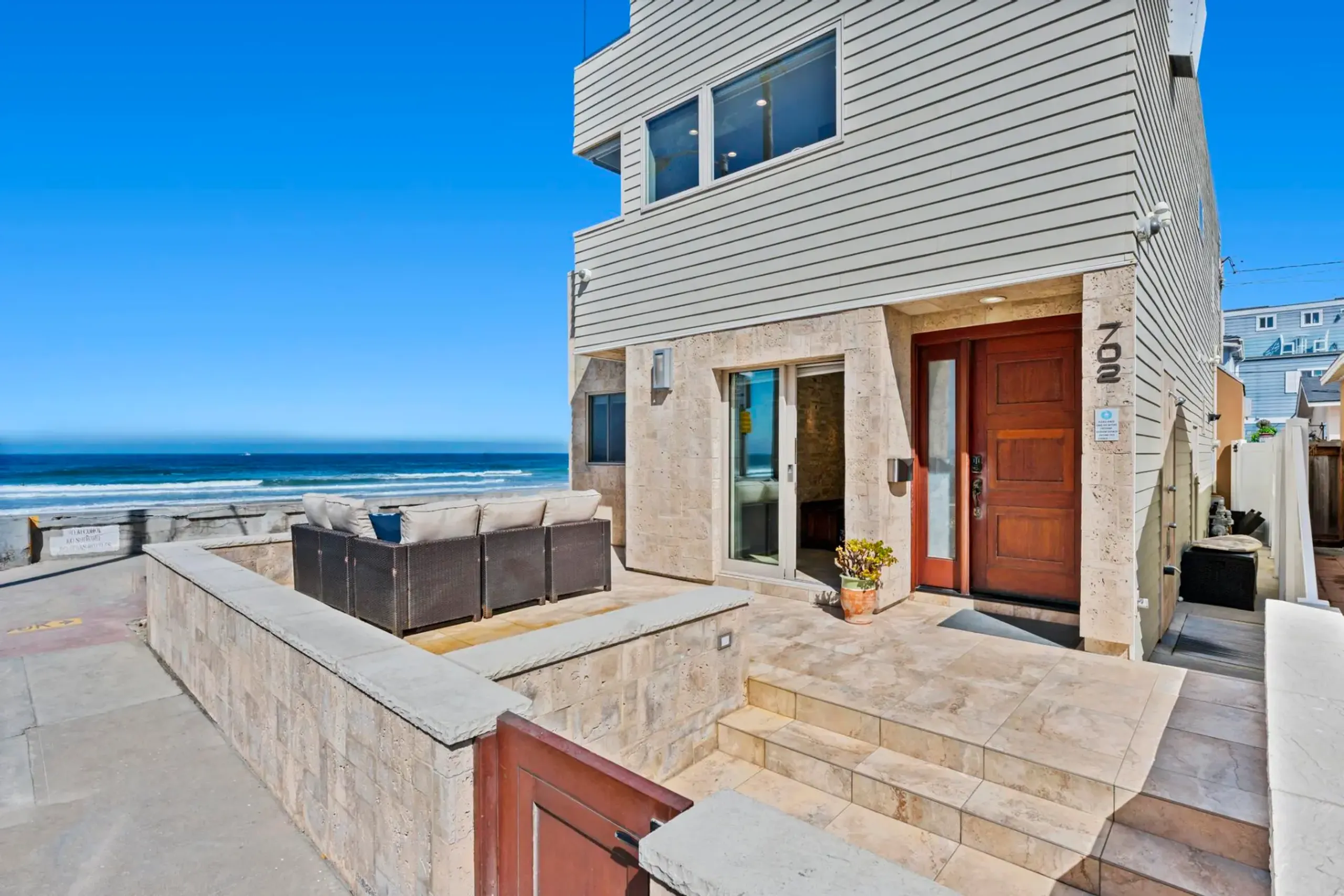 Chic Beachfront Escape with Panoramic Ocean Views — photograph 4