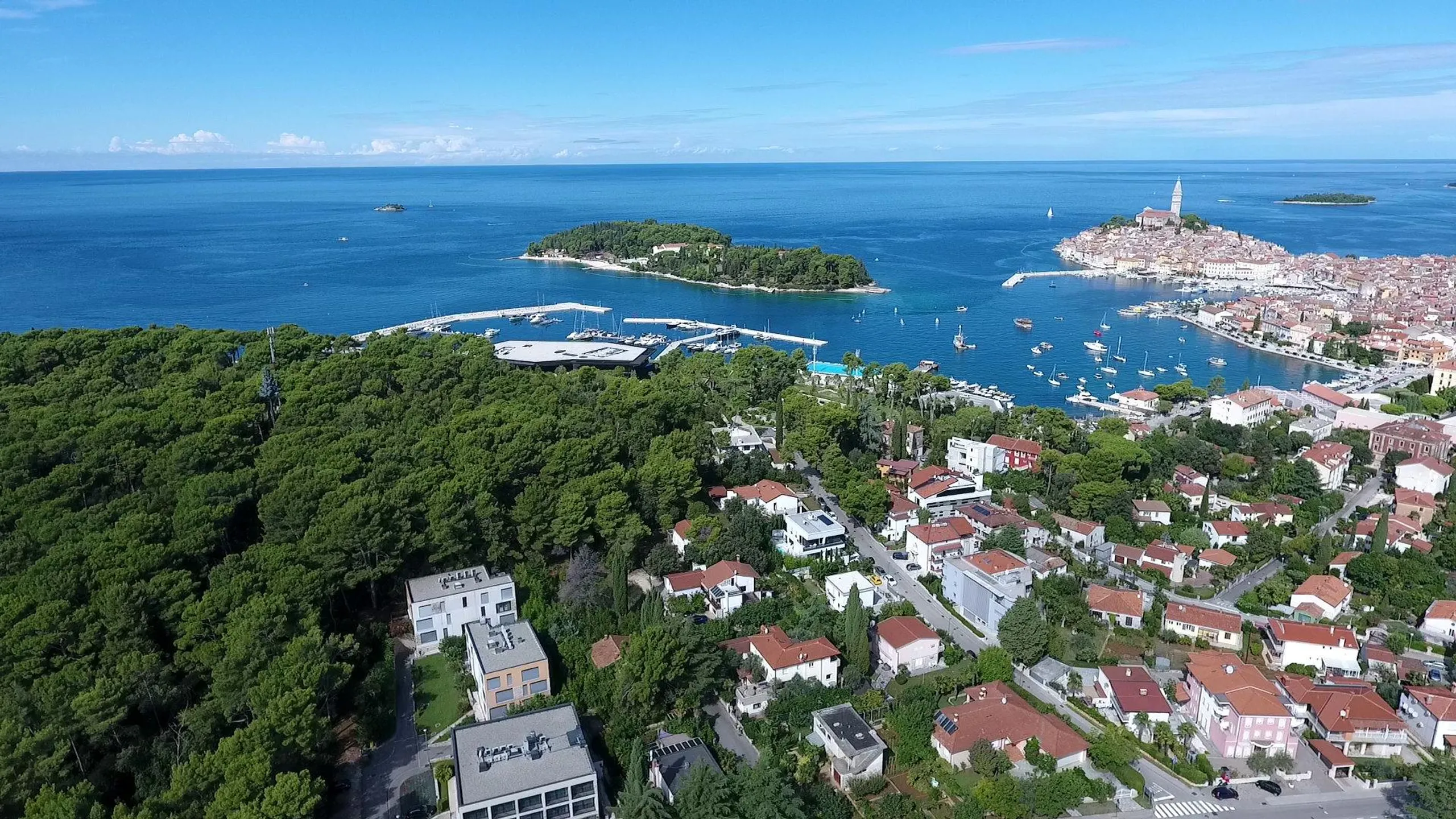 Glorious Contemporary Haven with 4-BR Villa and Tantalizing Heated Infinity Pool — photograph 7