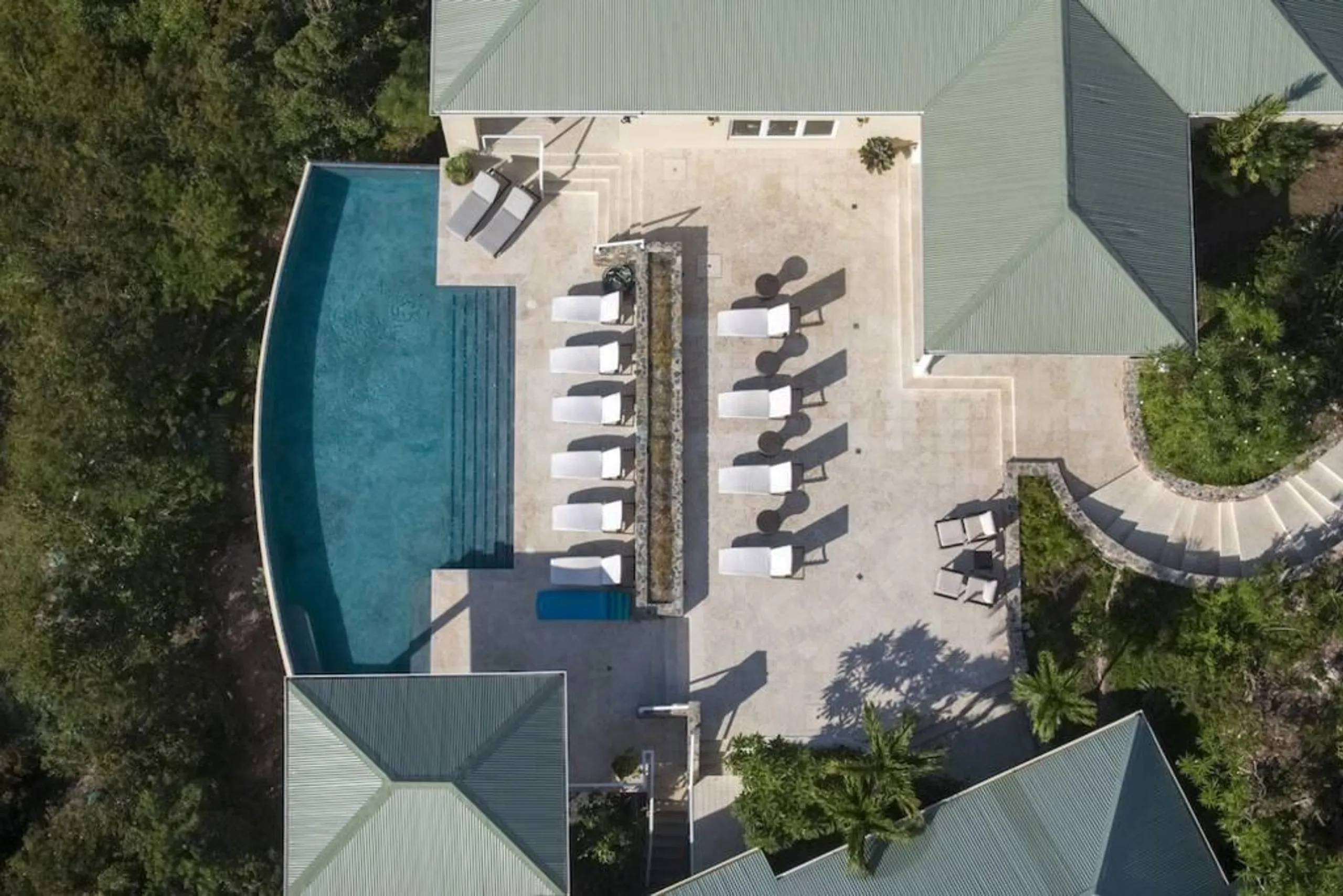 Magnificent Cruz Bay Estate with Invigorating Pool and Sun Deck — photograph 4