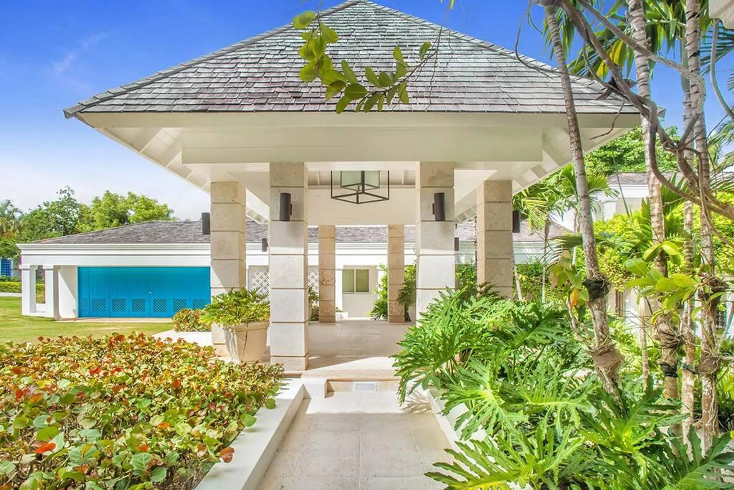 High-end Seaside Estate with Infinity Pool and Walks to Beach — photograph 5