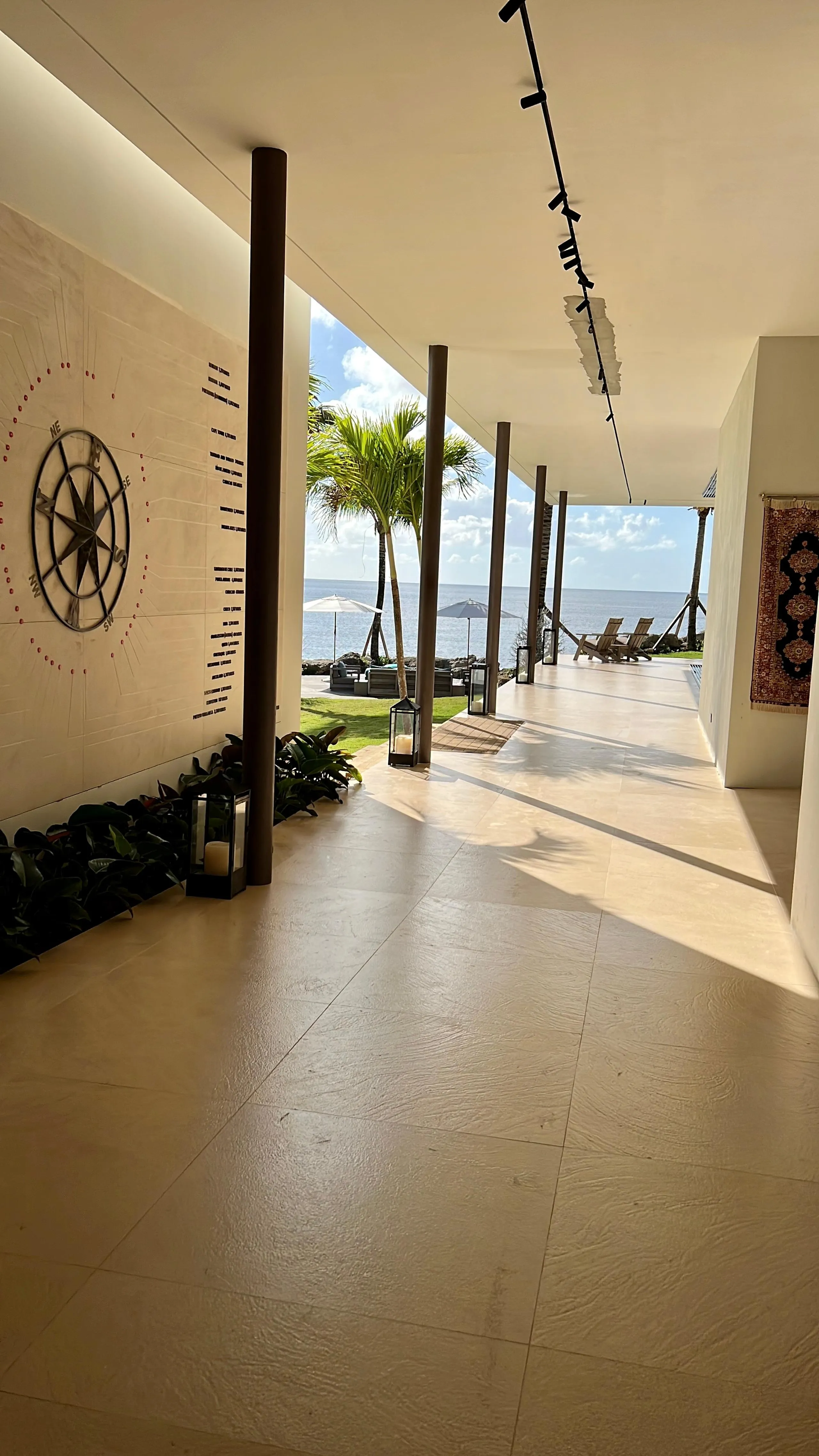 Glamorous Seaside Estate with Infinity Pool and Walks to Beach — photograph 6