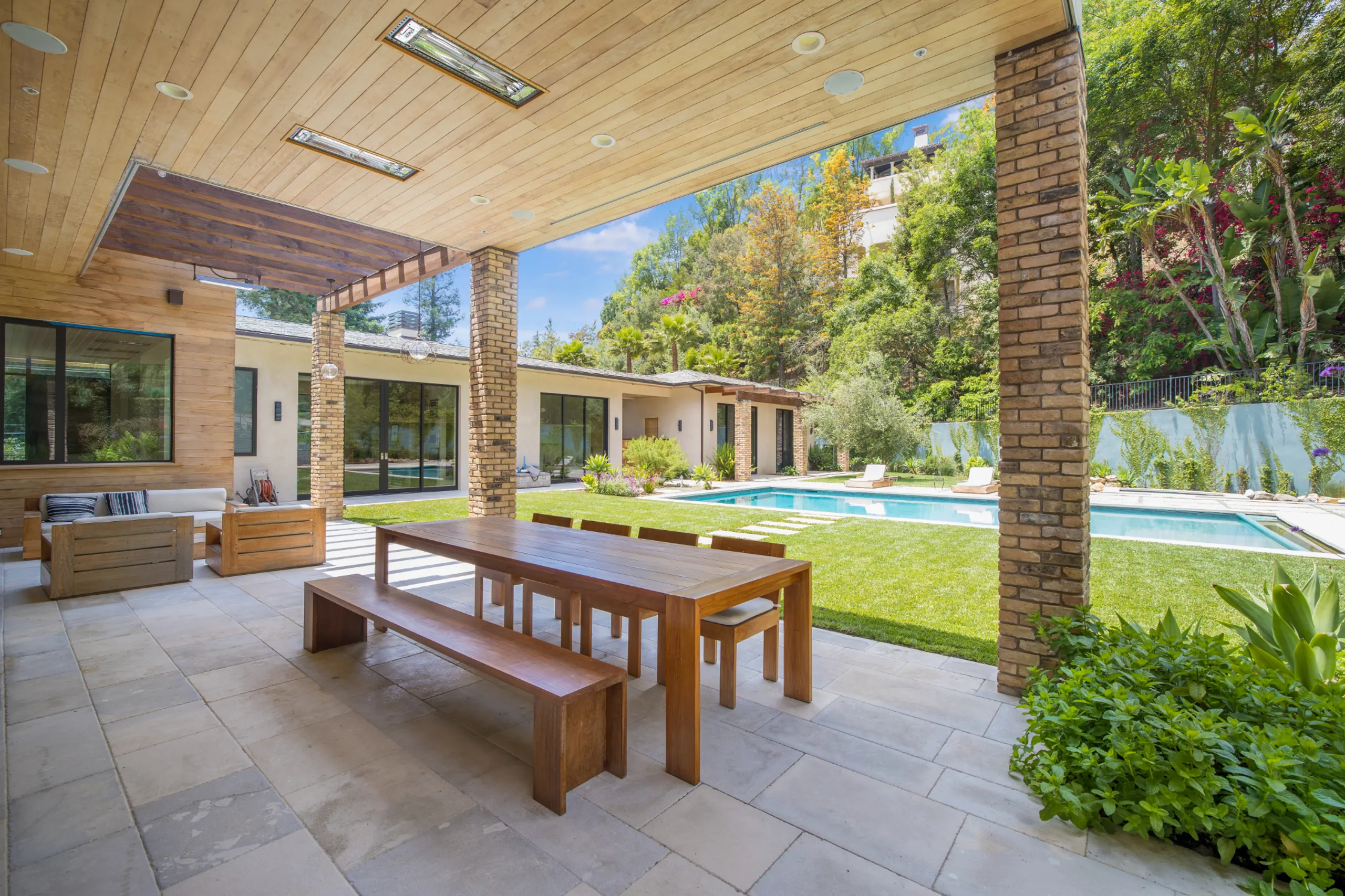 Stunning 8 BR Villa with Invigorating Pool — photograph 3