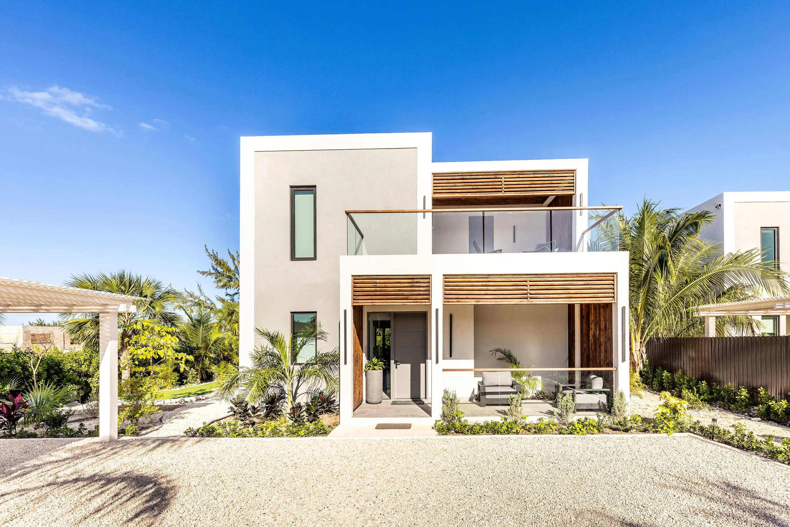 Contemporary 3 Bedroom Villa with Private Pool, & Lush Garden — photograph 11