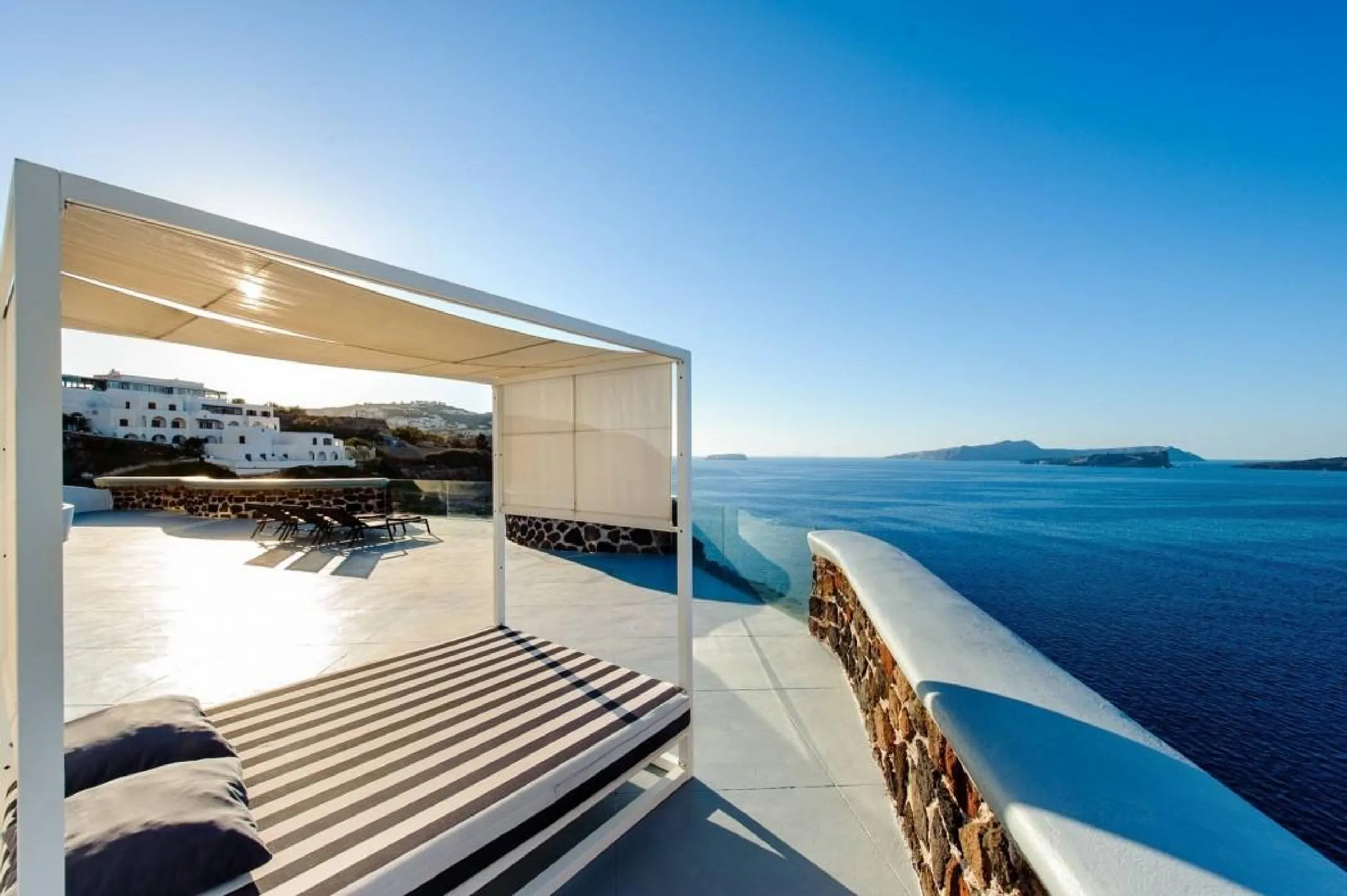 Lavish Haven with Majestic Seascapes and Deluxe Pool Retreat — photograph 2