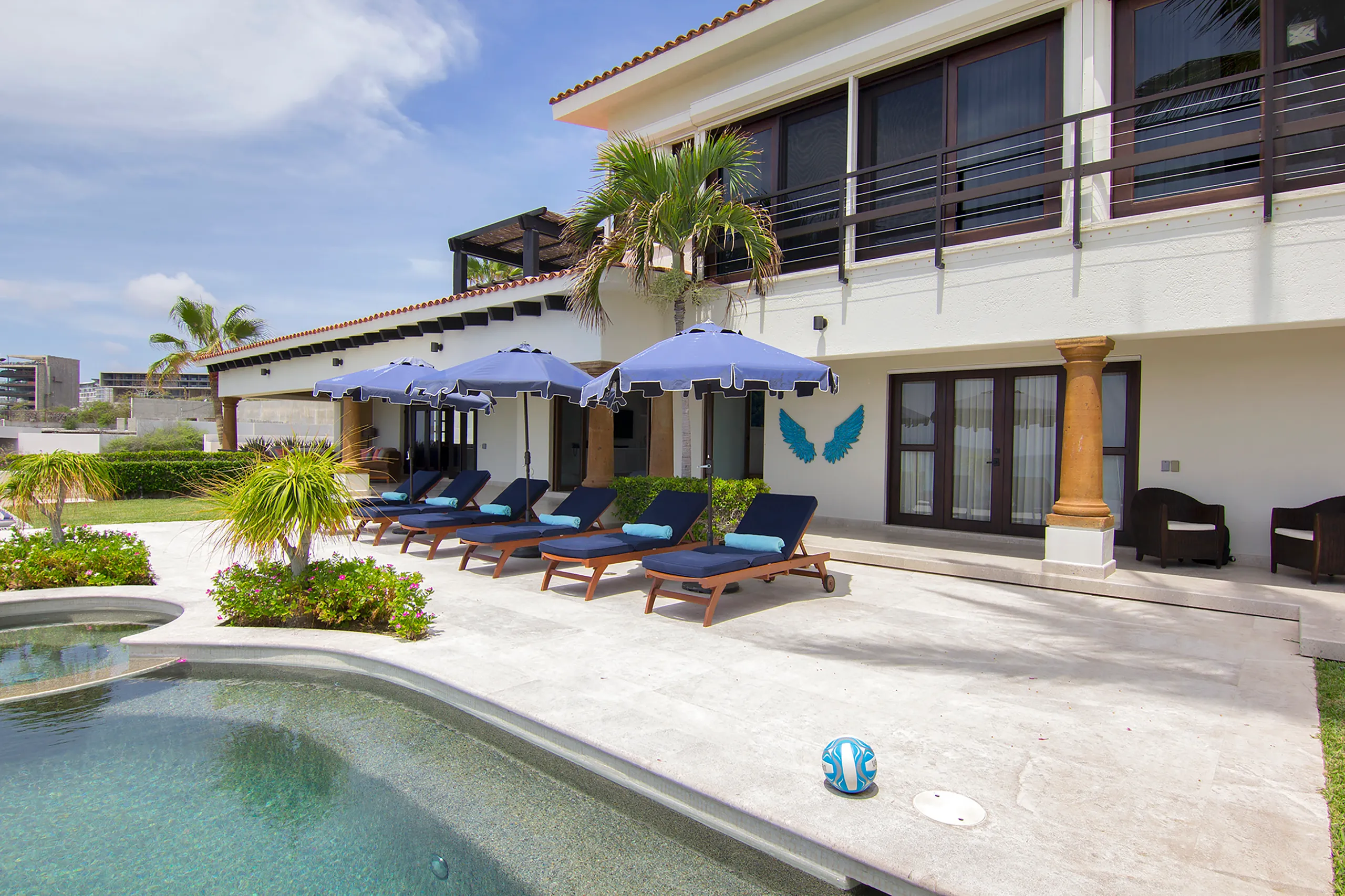 Cabo Real Luxury Estate with Infinity Pool and Ocean Views — photograph 3