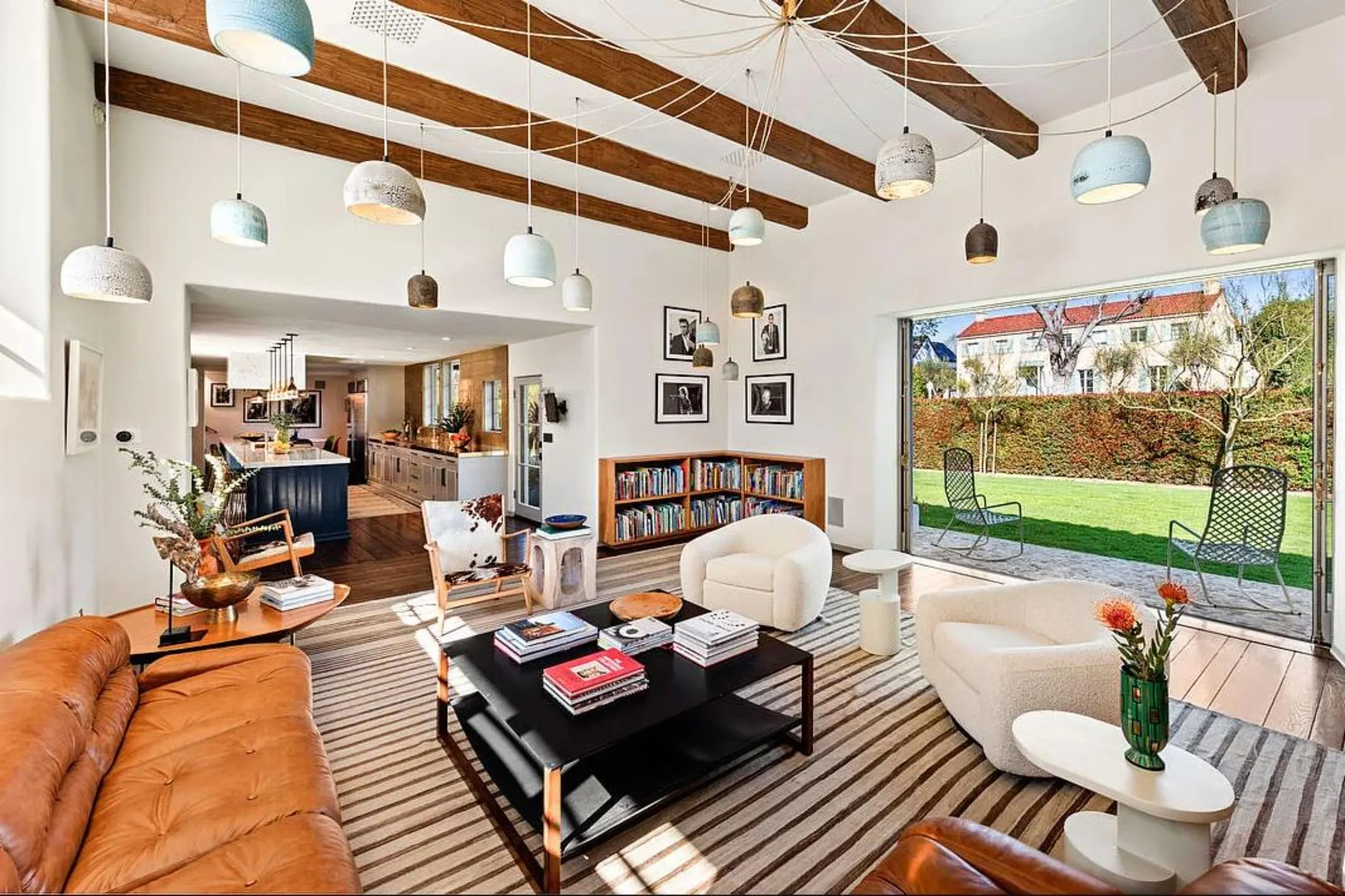 Pristine Modern Holly Wood Hills Estate with private pool — photograph 8