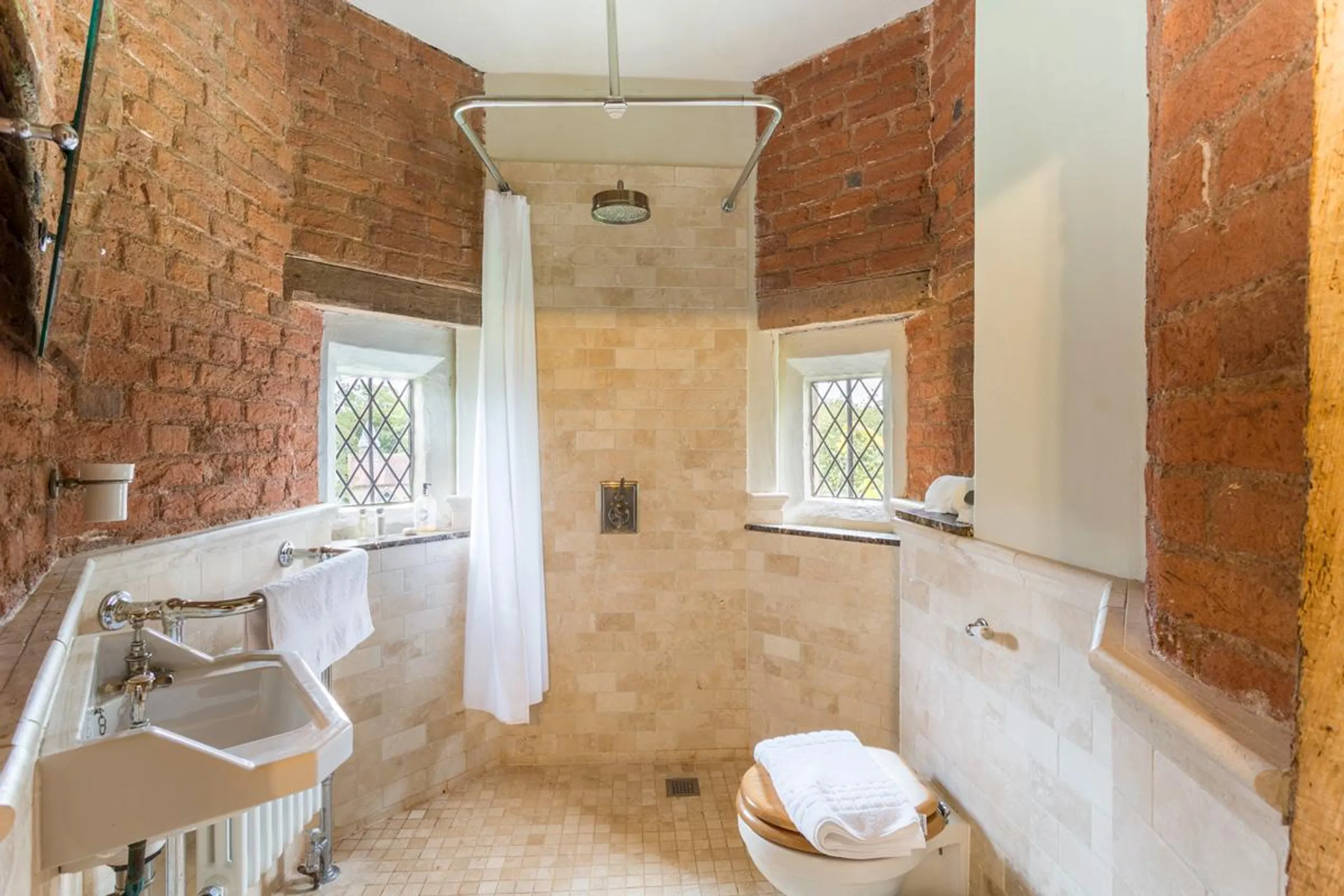Serene Historic Villa with Sun Terraces and Garden Views of Ancient Woodland — photograph 9