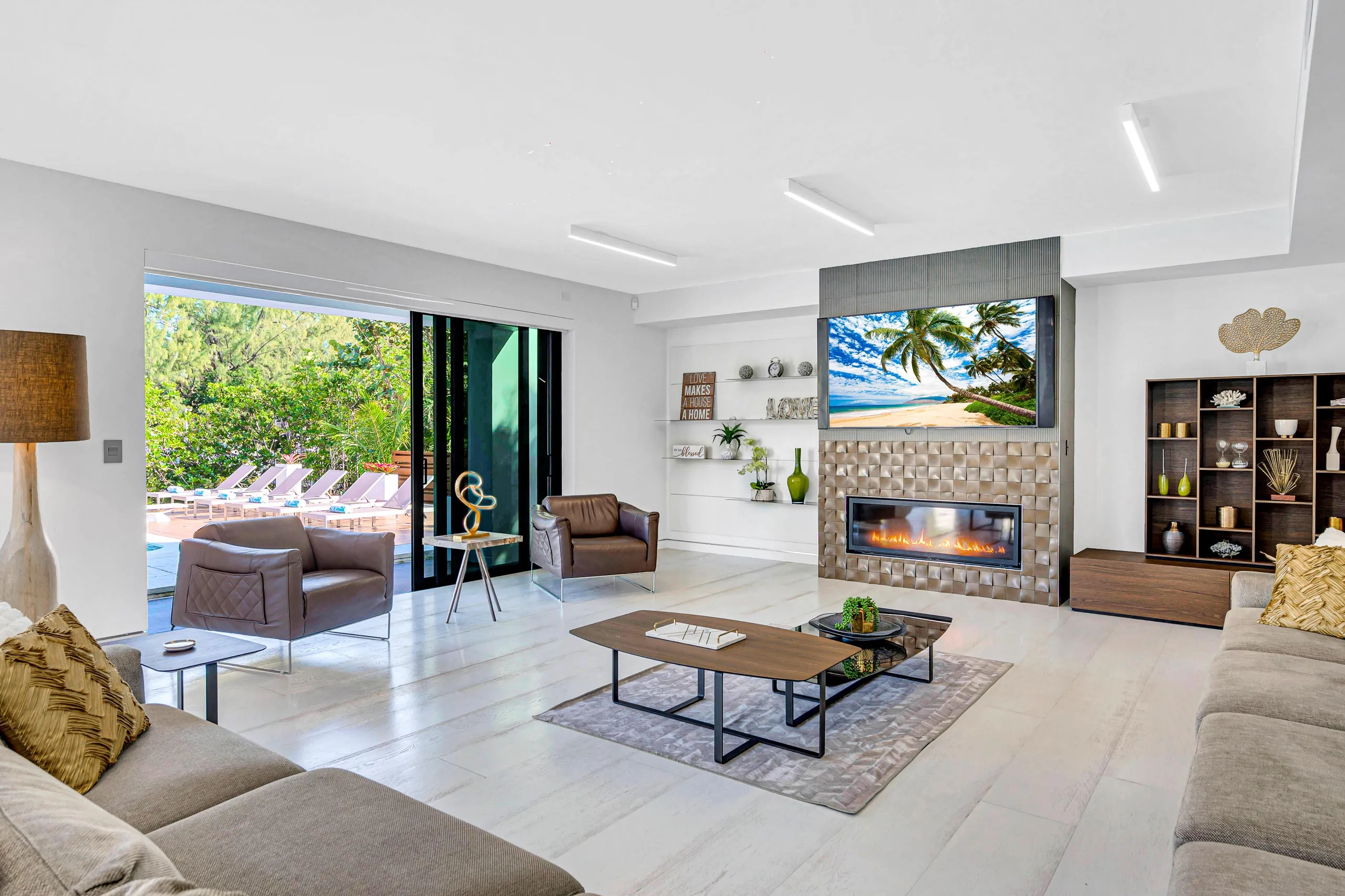 Waterfront Masterpiece Villa With Pool And Lake View — photograph 5