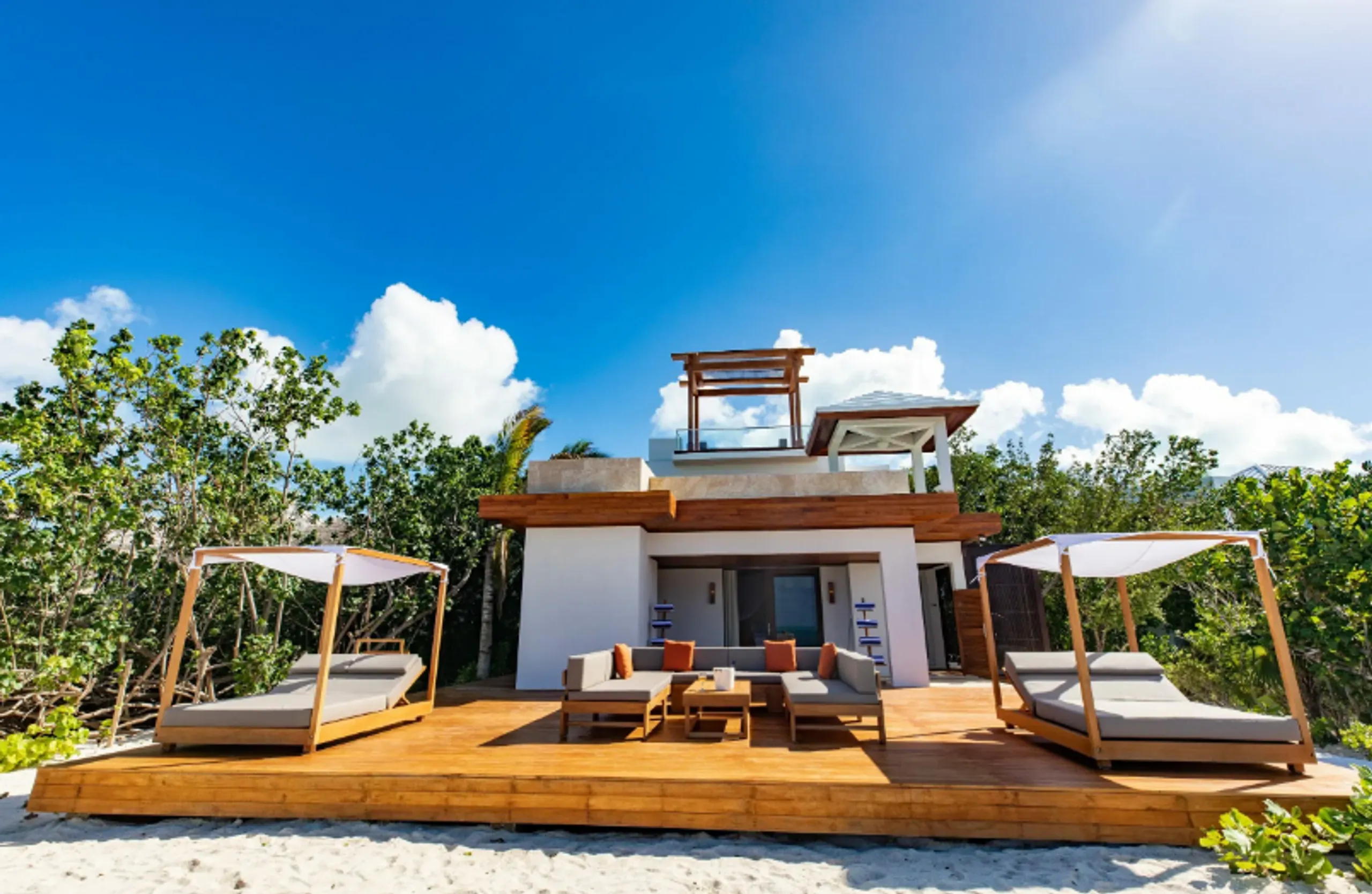 Captivating Beach Retreat with Artistic Vibes and Private Pool — photograph 6