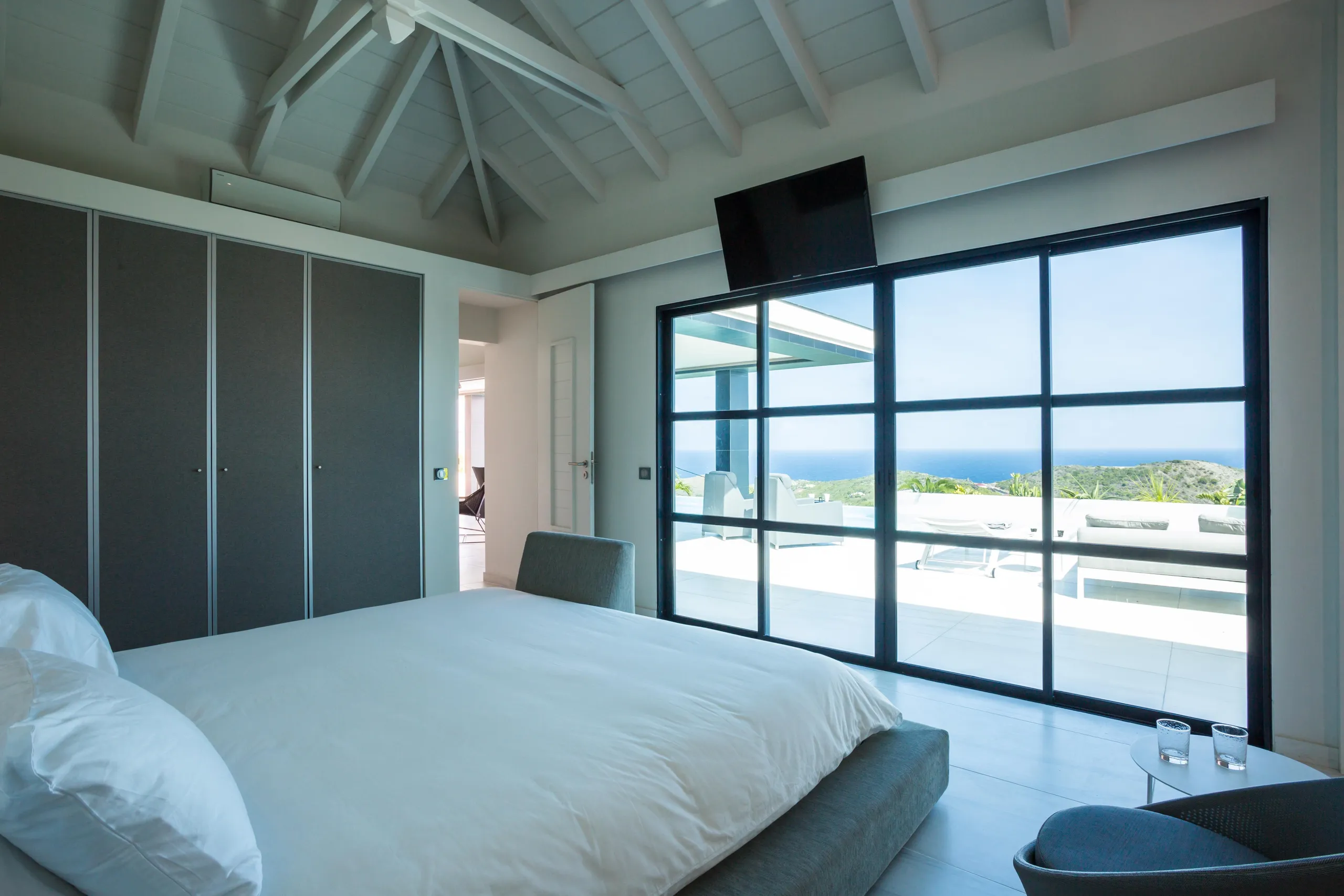 Gleaming Caribbean Villa with Private Pool and Ocean Views — photograph 6