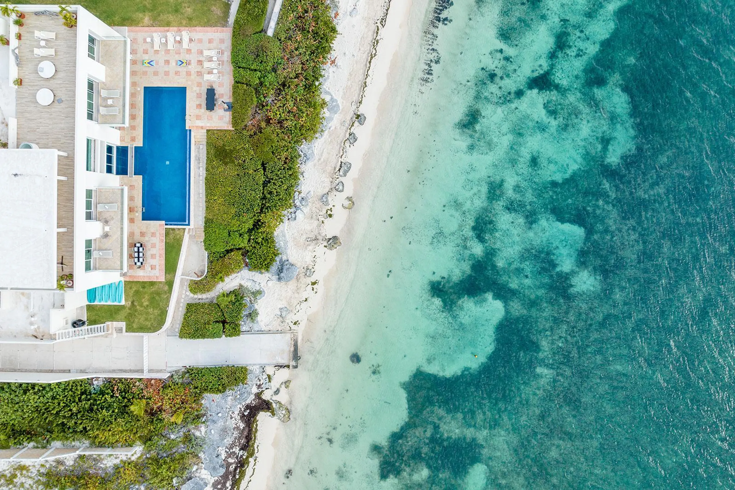 Pristine Facade Oasis with Ocean-Facing Pool — photograph 4