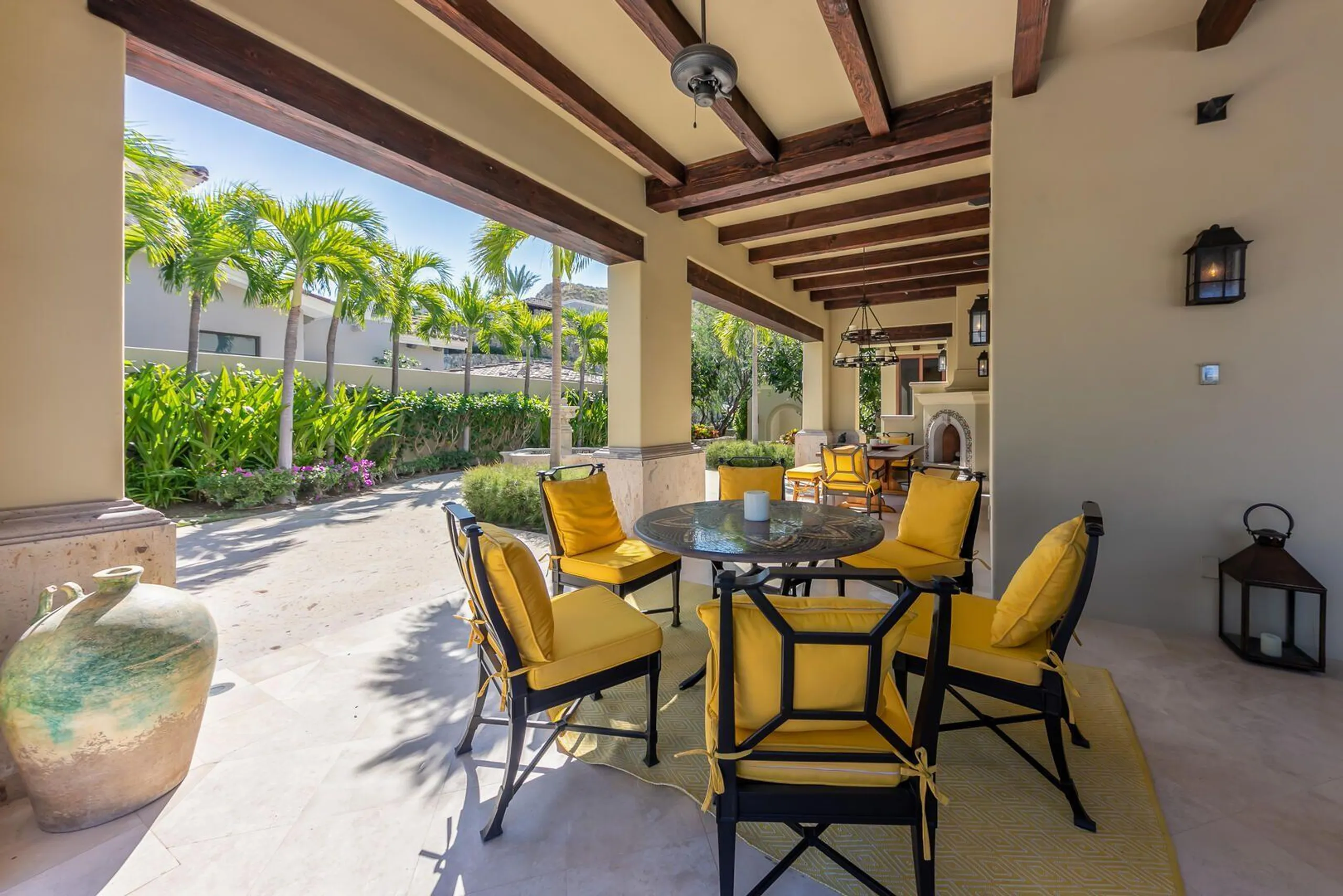 Spectacular Seaside Escape with Infinity Pool and Ocean Views — photograph 4