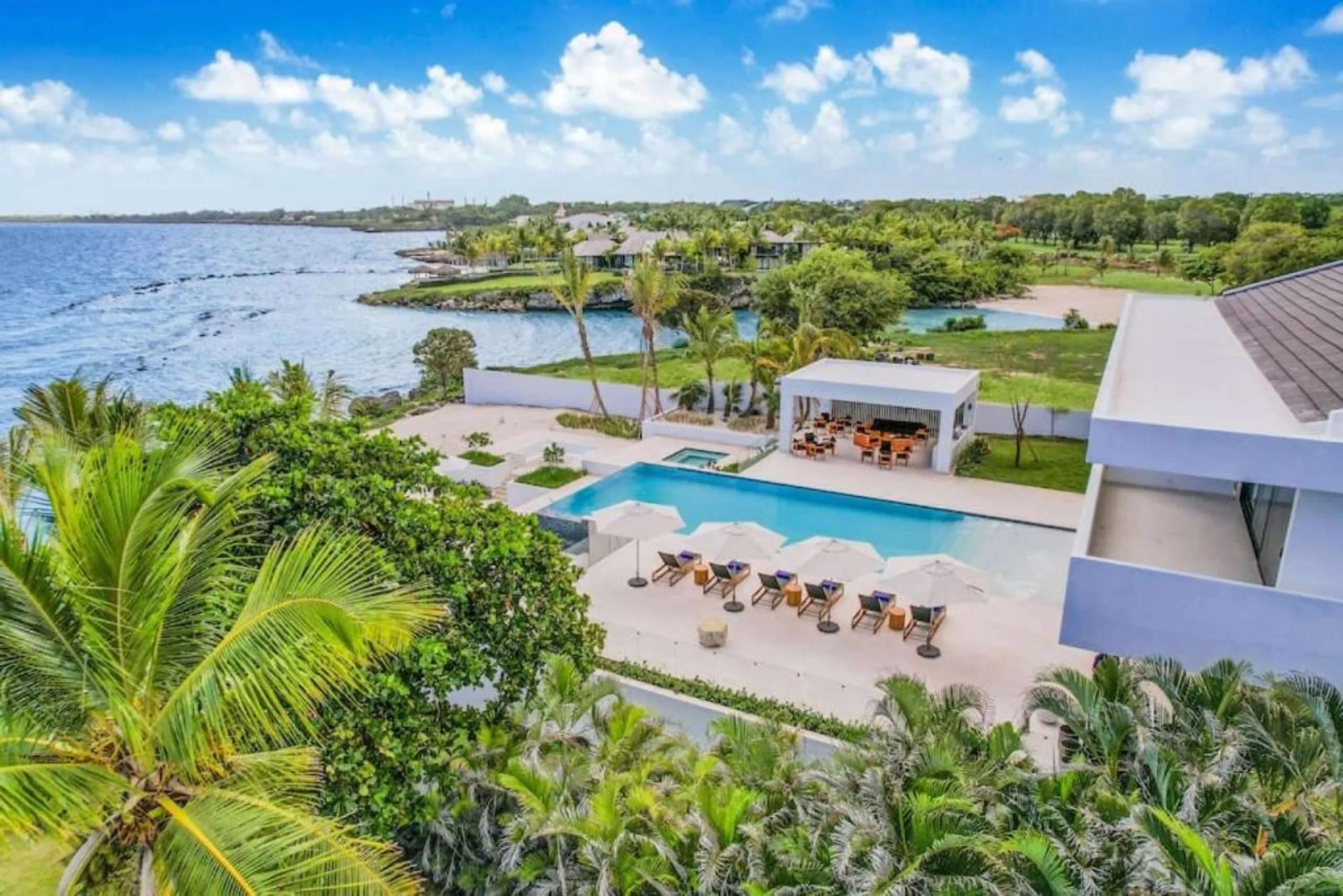 Breathtaking Beachfront Two-Story Villa with Infinity Pool in Casa de Campo — photograph 3