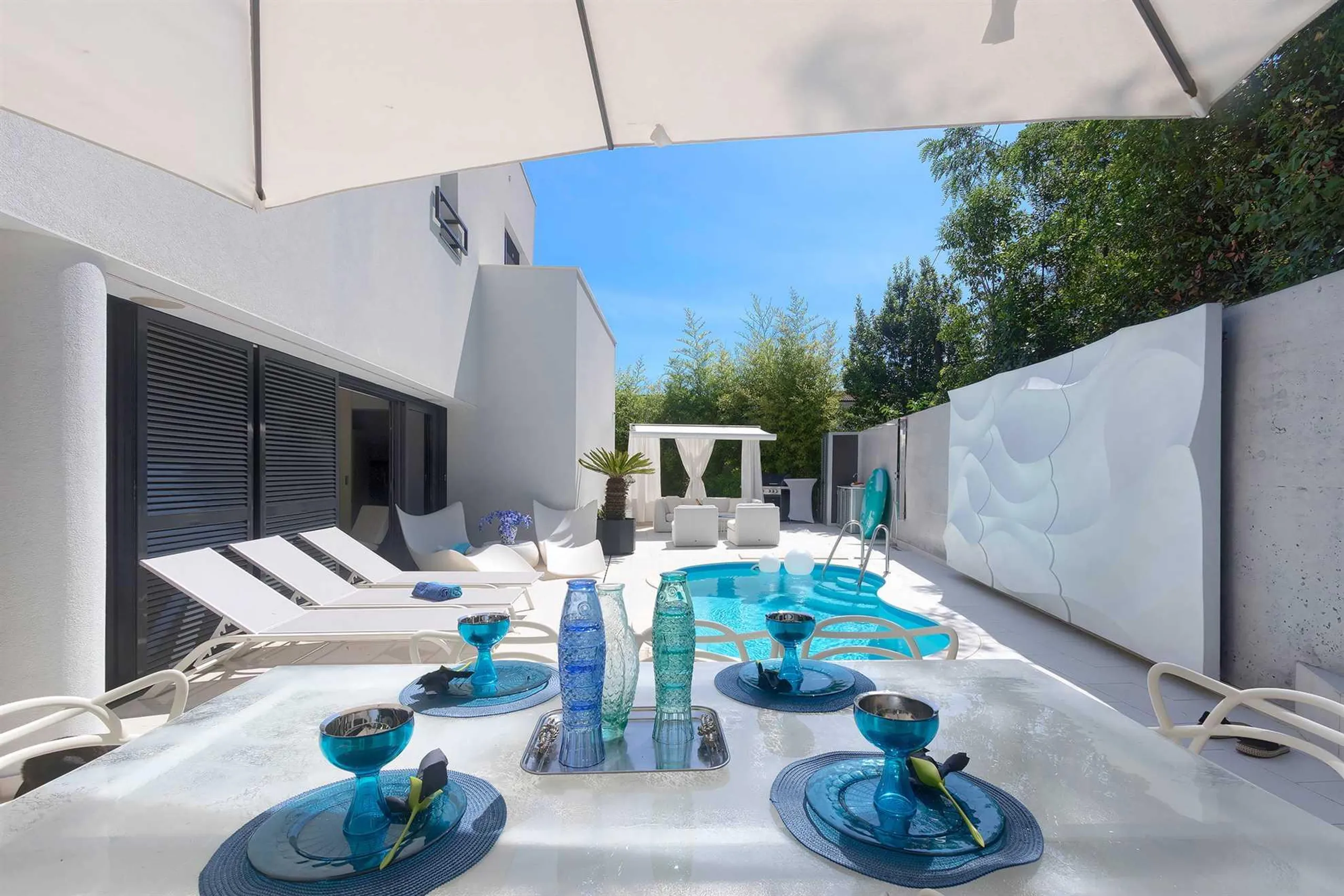 Glorious Contemporary Haven with 4-BR Villa and Tantalizing Heated Infinity Pool — photograph 9
