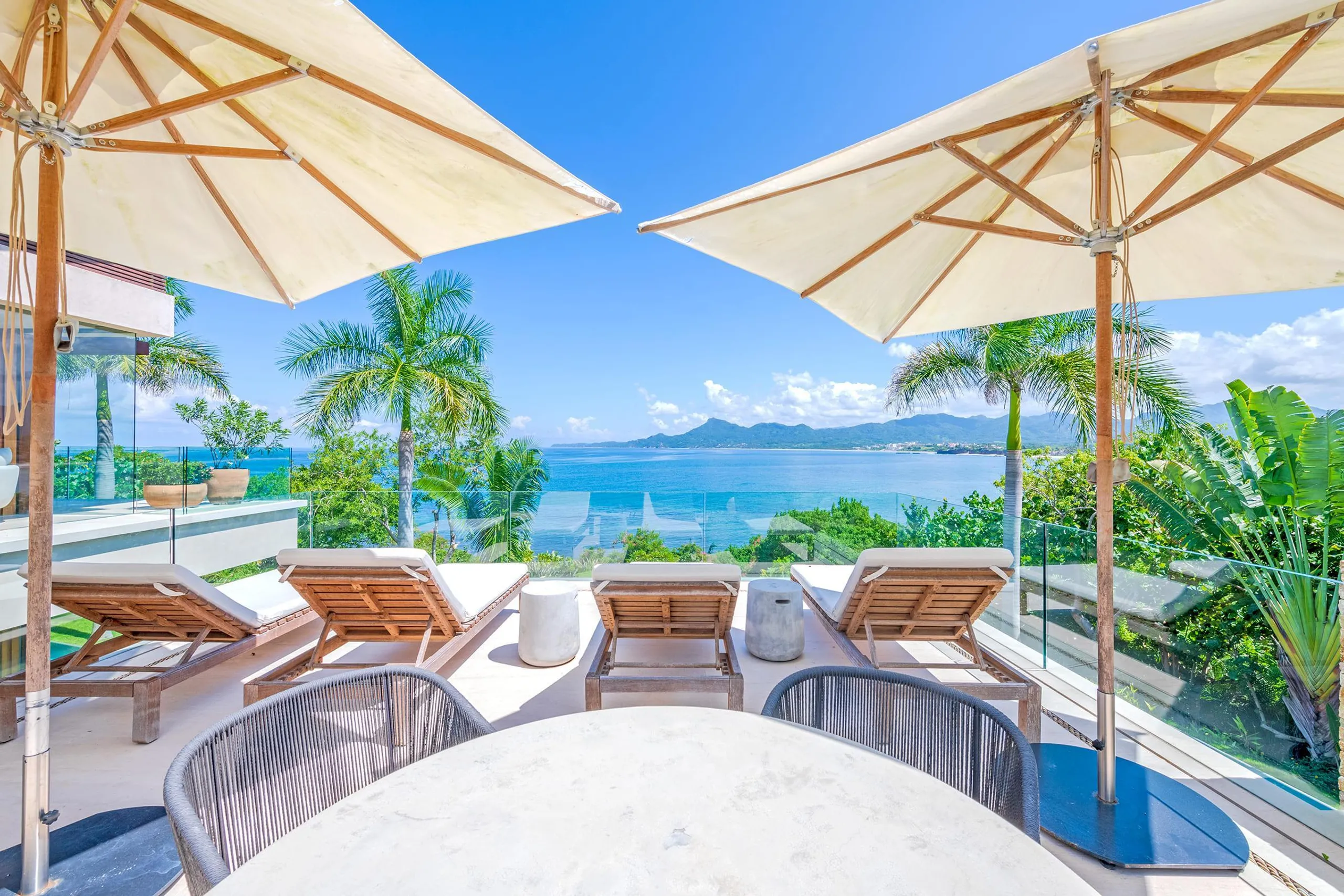 Lush Luxury Kupuri Estate with Infinity Pool and Ocean Views — photograph 7