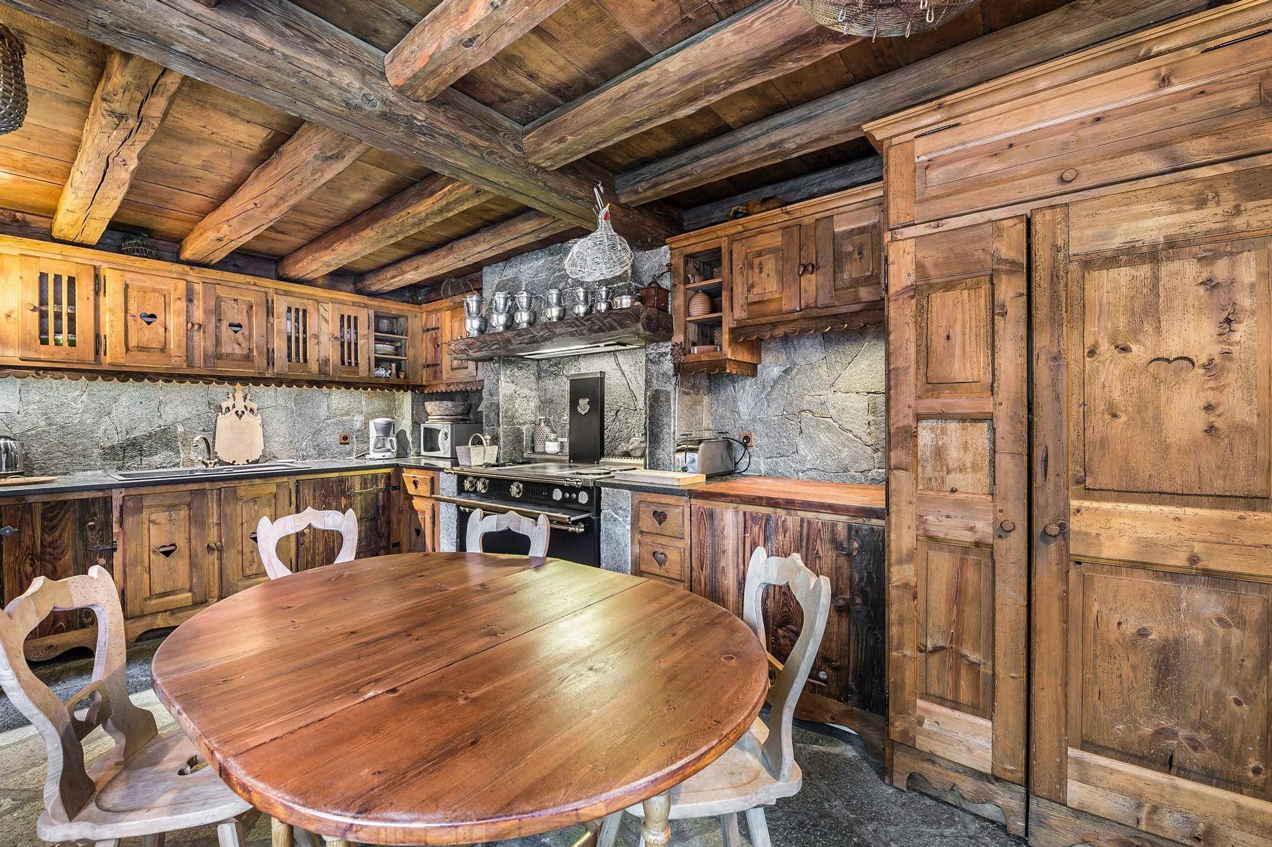Exquisite 7BR Villa with High-End Amenities and Snowy Mountain Views — photograph 8