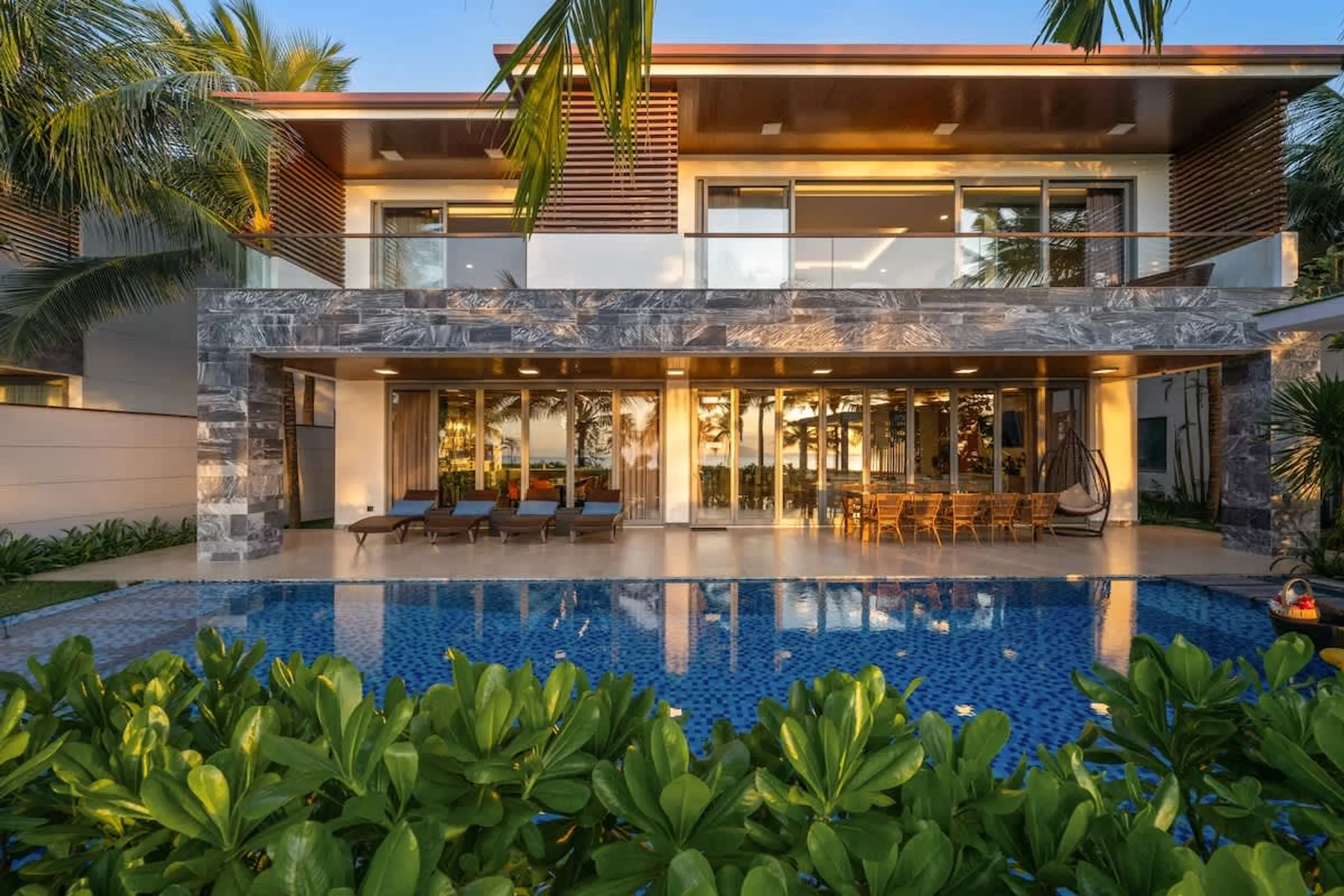 Deluxe Beachfront Villa with Private Pool & Event-Ready Spaces — photograph 2