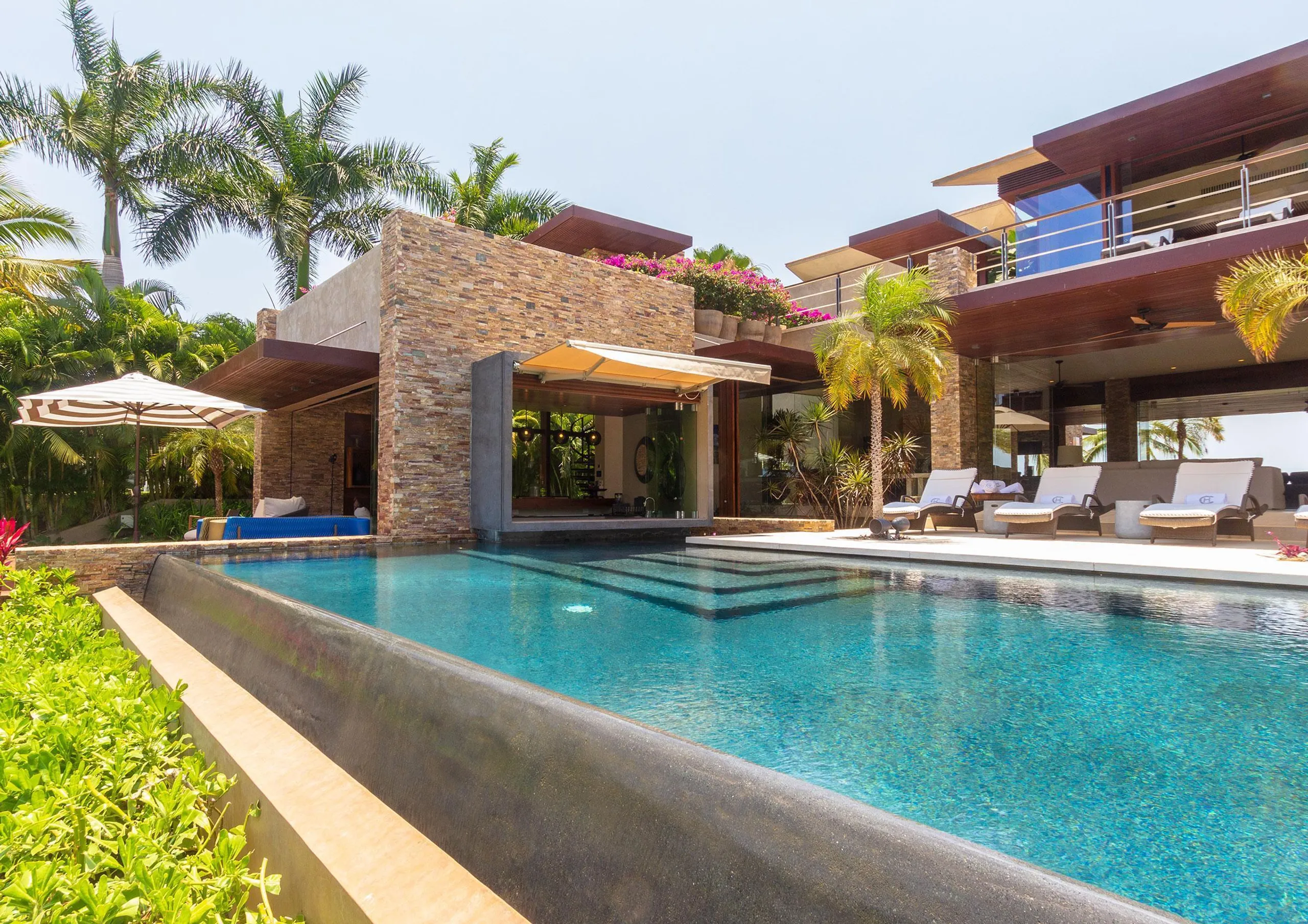 Gorgeous Lagos Del Mar Estate with Grand Infinity Pool and Incredible Views, Lagos Del Mar