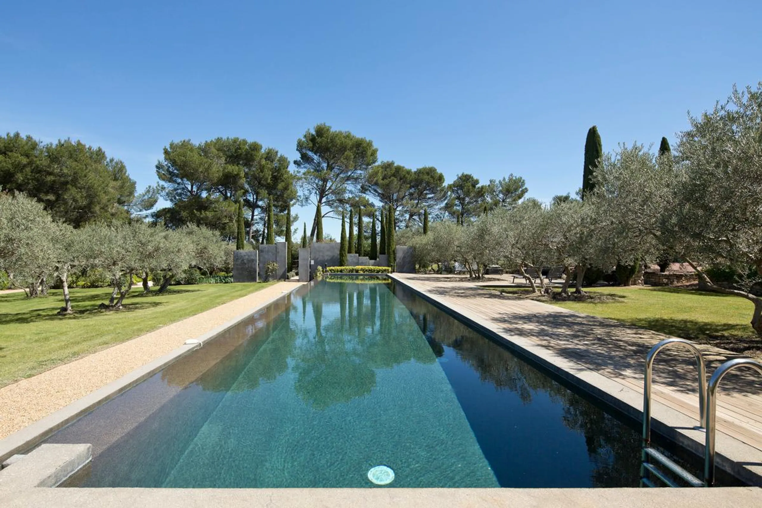 Splendid Seven Bedroom Villa in Provence with 24m Pool and Captivating Gardens — photograph 2