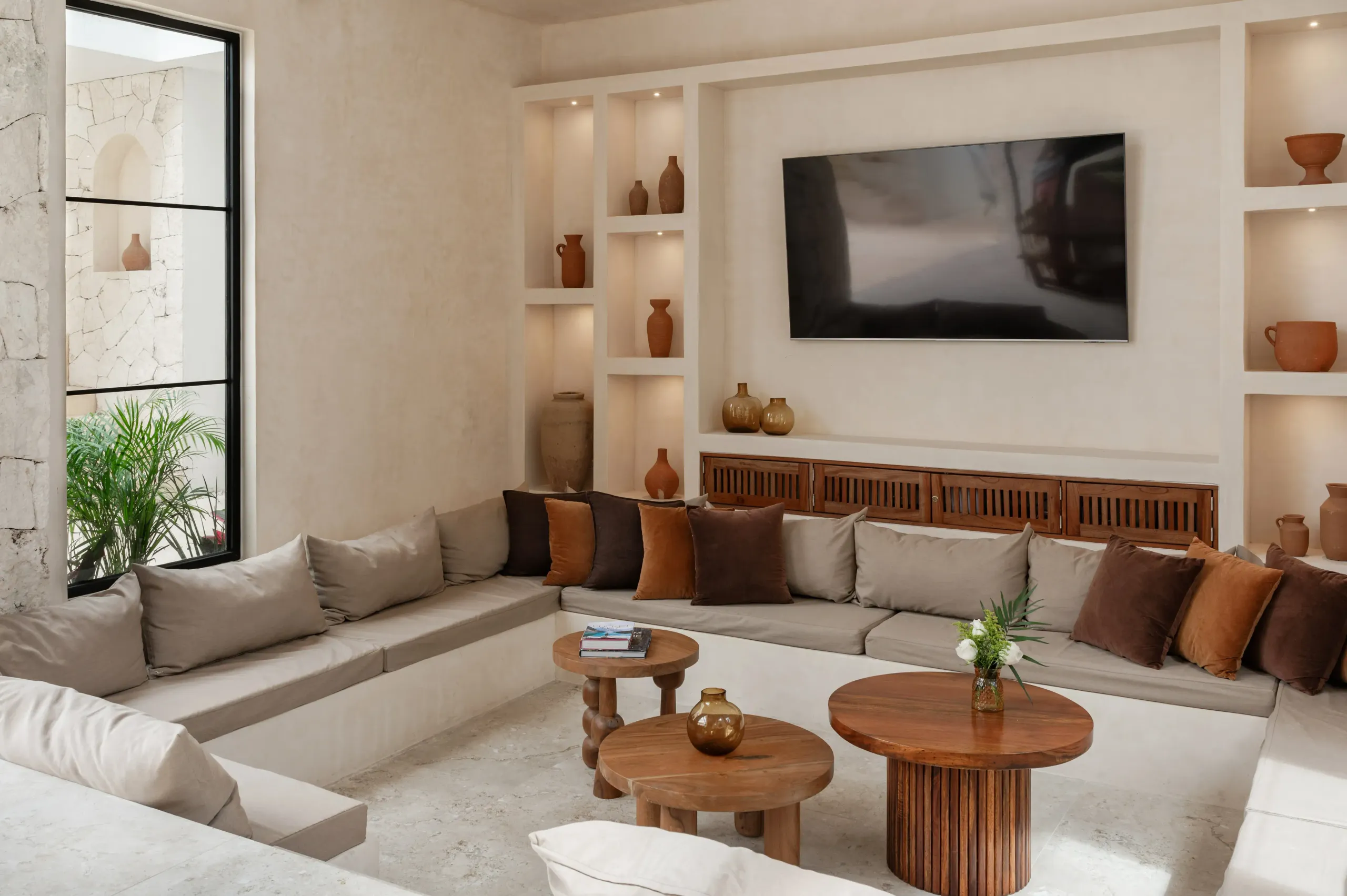 Exquisitely Furnished Estate with Pools & Jungle Views — photograph 10