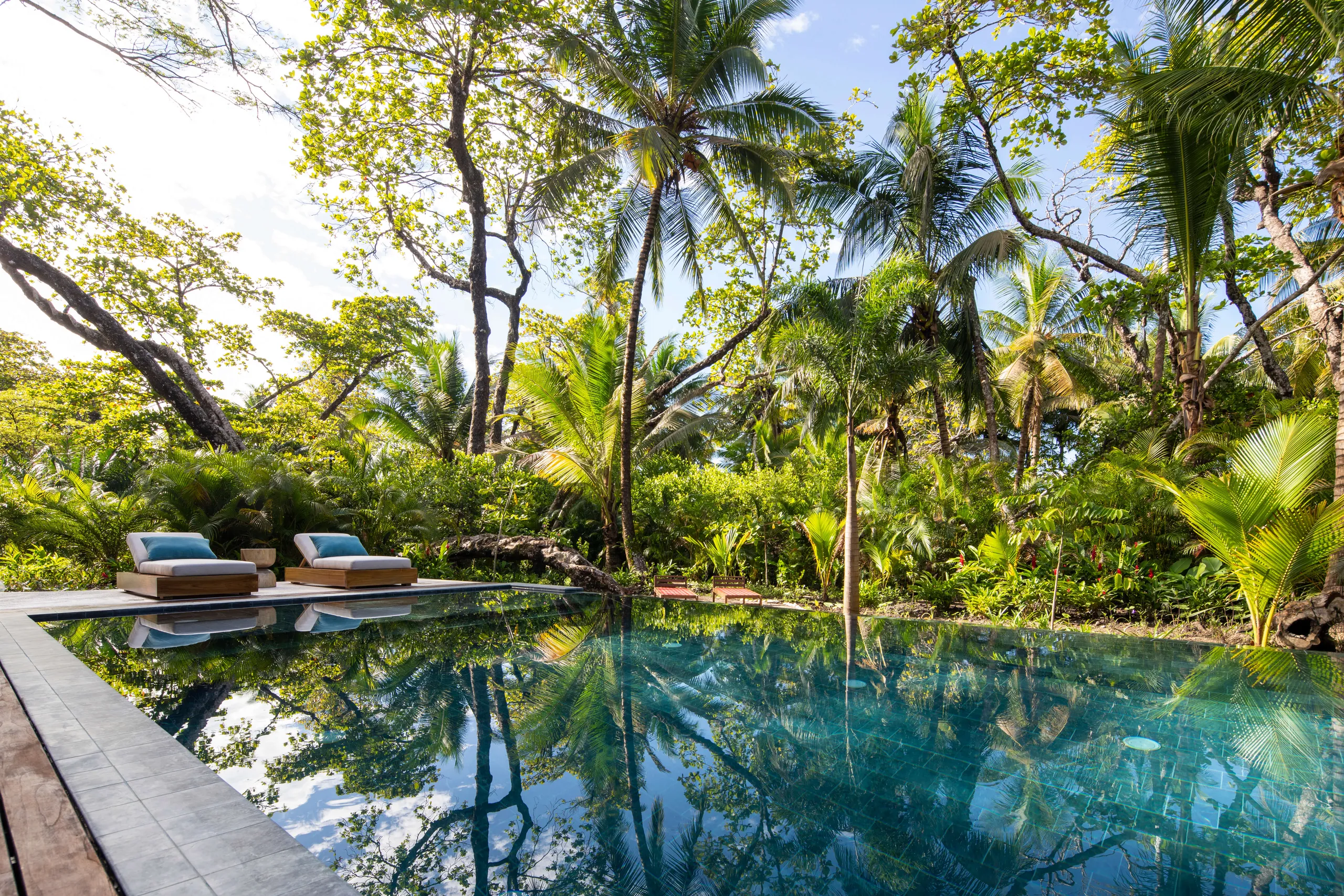 Eco-Luxe 5 Bedroom Villa with Privat Pool, Beach Access and Tropical Beauty — photograph 3