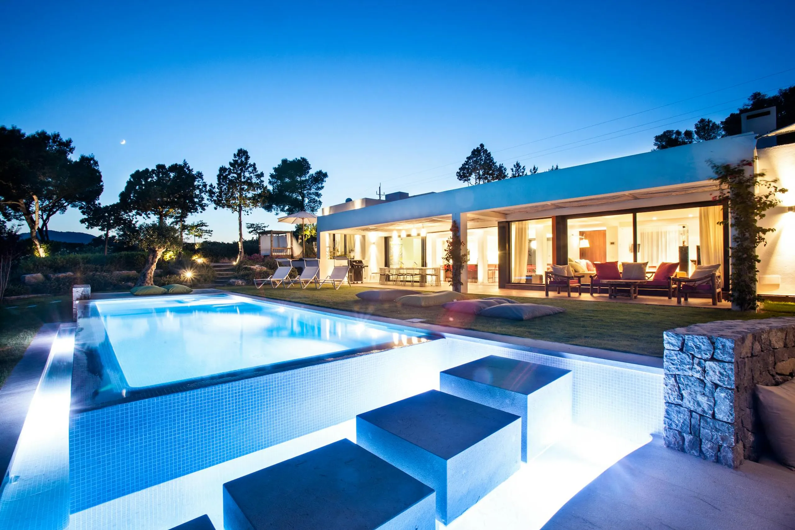 Exquisite Ibiza Estate with Private Pool and Ocean Views — photograph 3